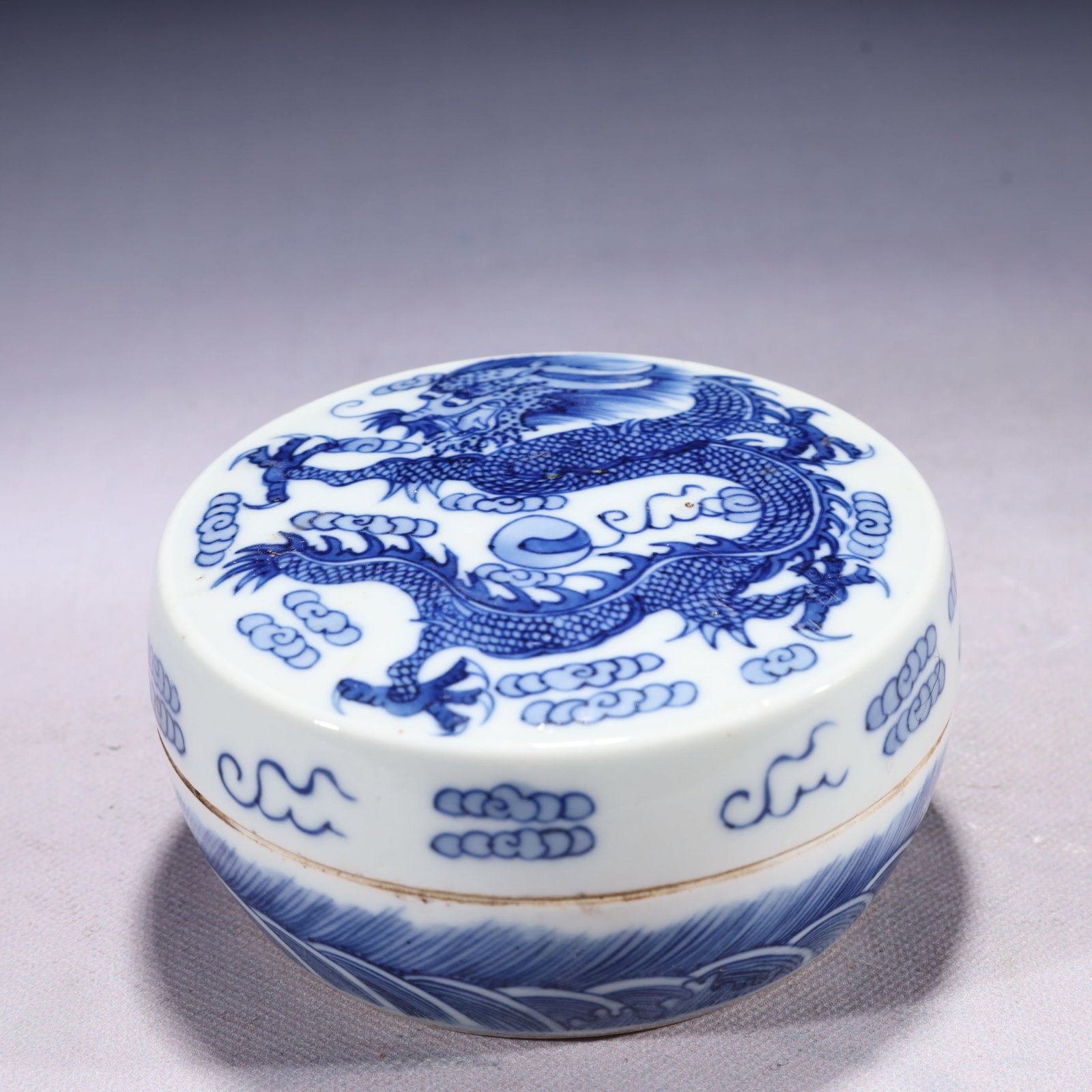 An Exquisite Blue and White Auspicious Cloud and Dragon Pattern Box with Cover: An Exquisite Blue and White Auspicious Cloud and Dragon Pattern Box with Cover,Qing Dynasty,China,Kangxi Four-character Mark,Size:4.5inx2.2in,Weight:450g 青花祥云龙ಬ