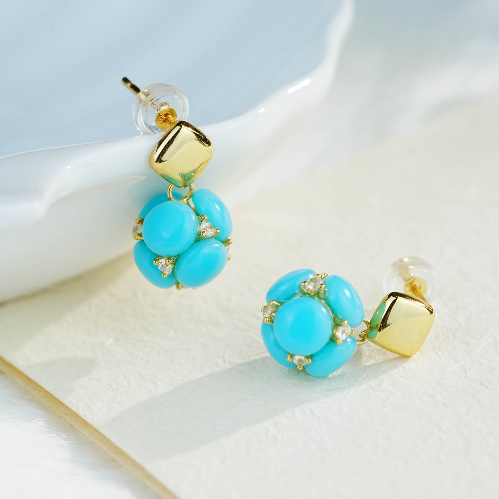 A Pair of Exquisite Sterling Silver-Gold Plated Inlaid Turquoise Earrings,Inlaid Diamond: A Pair of Exquisite Sterling Silver-Gold Plated Inlaid Turquoise Earrings,Inlaid Diamond 一对纯银镀金镶绿松石耳钉,嵌ໟ