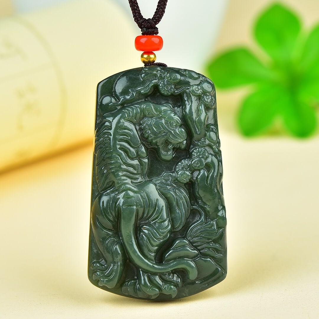 An Exquisite Sapphire Tiger Pattern Pendant: An Exquisite Sapphire Tiger Pattern Pendant,Size:32mmx59mm 寓意:不怒而威,高贵霸气,将百兽之王的气&#