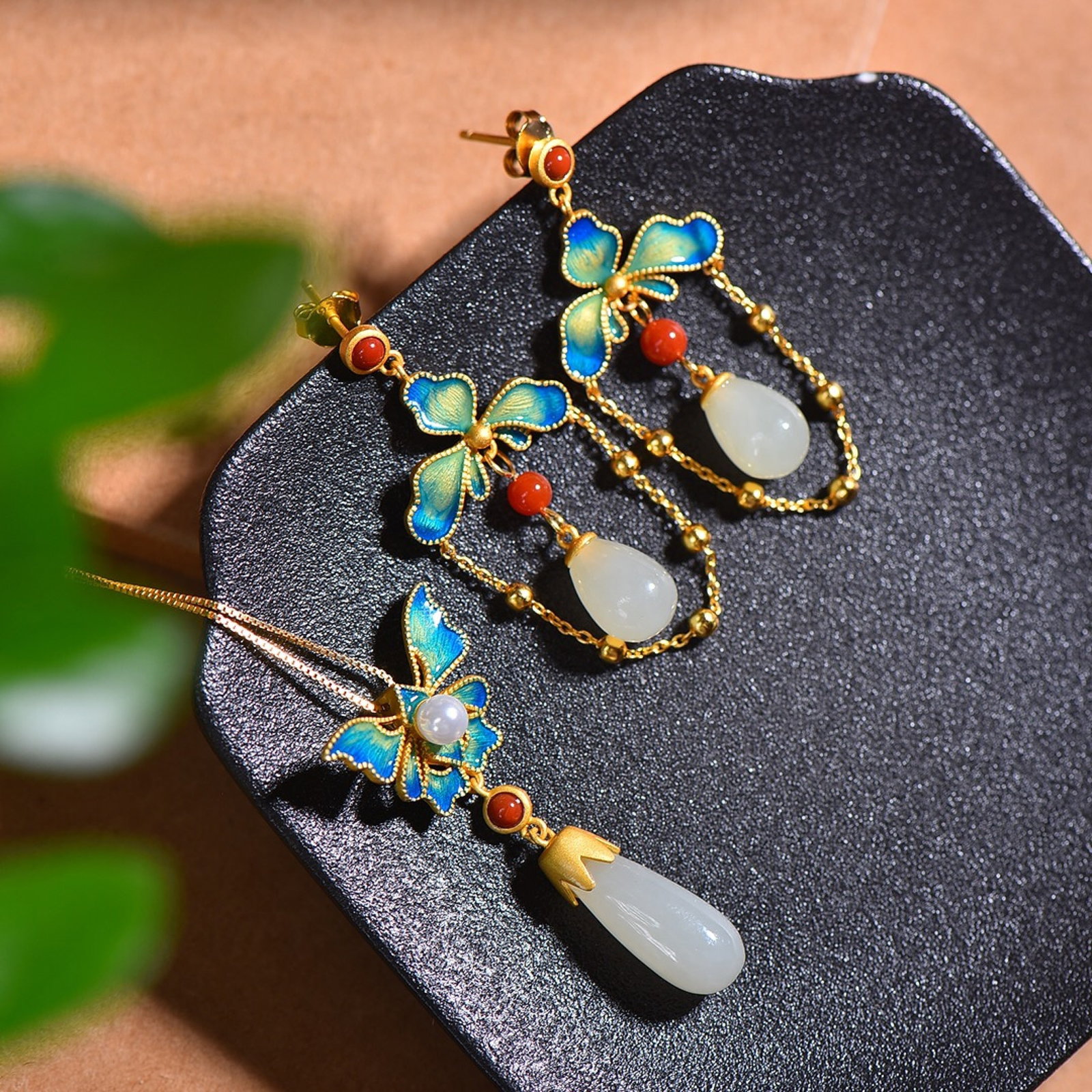 A Set of Fine Sterling Silver-Gold Plated Inlaid White Jade Enamel Jewelrys,Inlaid Agate: A Set of Fine Sterling Silver-Gold Plated Inlaid White Jade Enamel Jewelrys,Inlaid Agate,Size:(Earrings)7mmx9mm,(Pendant)7mmx18mm 一套纯银镀金镶白஍