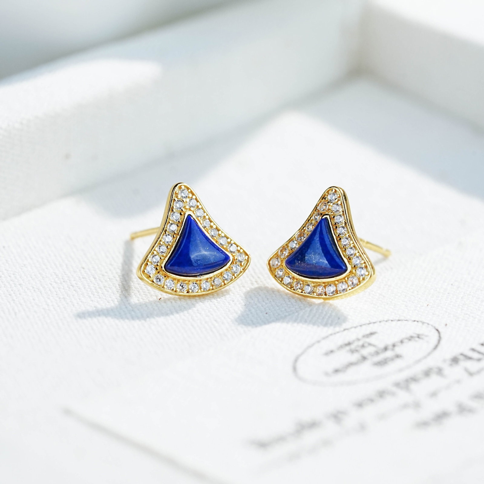A Pair of Exquisite Sterling Silver-Gold Plated Inlaid Lapis Lazuli Earrings,Inlaid Diamond: A Pair of Exquisite Sterling Silver-Gold Plated Inlaid Lapis Lazuli Earrings,Inlaid Diamond 一对纯银镀金镶青金石耳钉,嵌