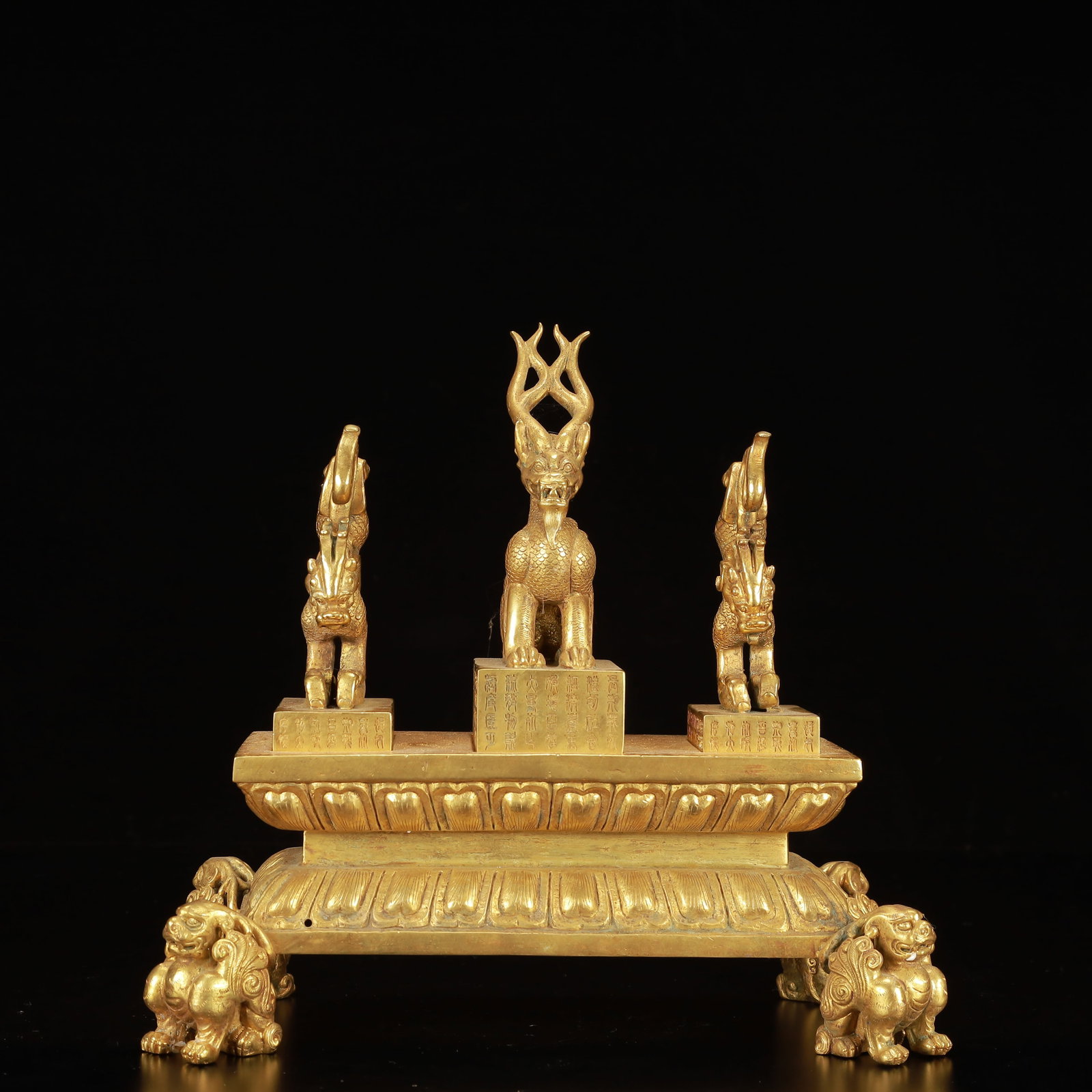 An Exquisite Gilt Bronze Lion Seals, With poem: An Exquisite Gilt Bronze Lion Seals, With poem,Qing Dynasty, China,Size:10.2inx5.5inx10.2in,Weight:6100g 一套铜鎏金狮子印章,带诗ਧ