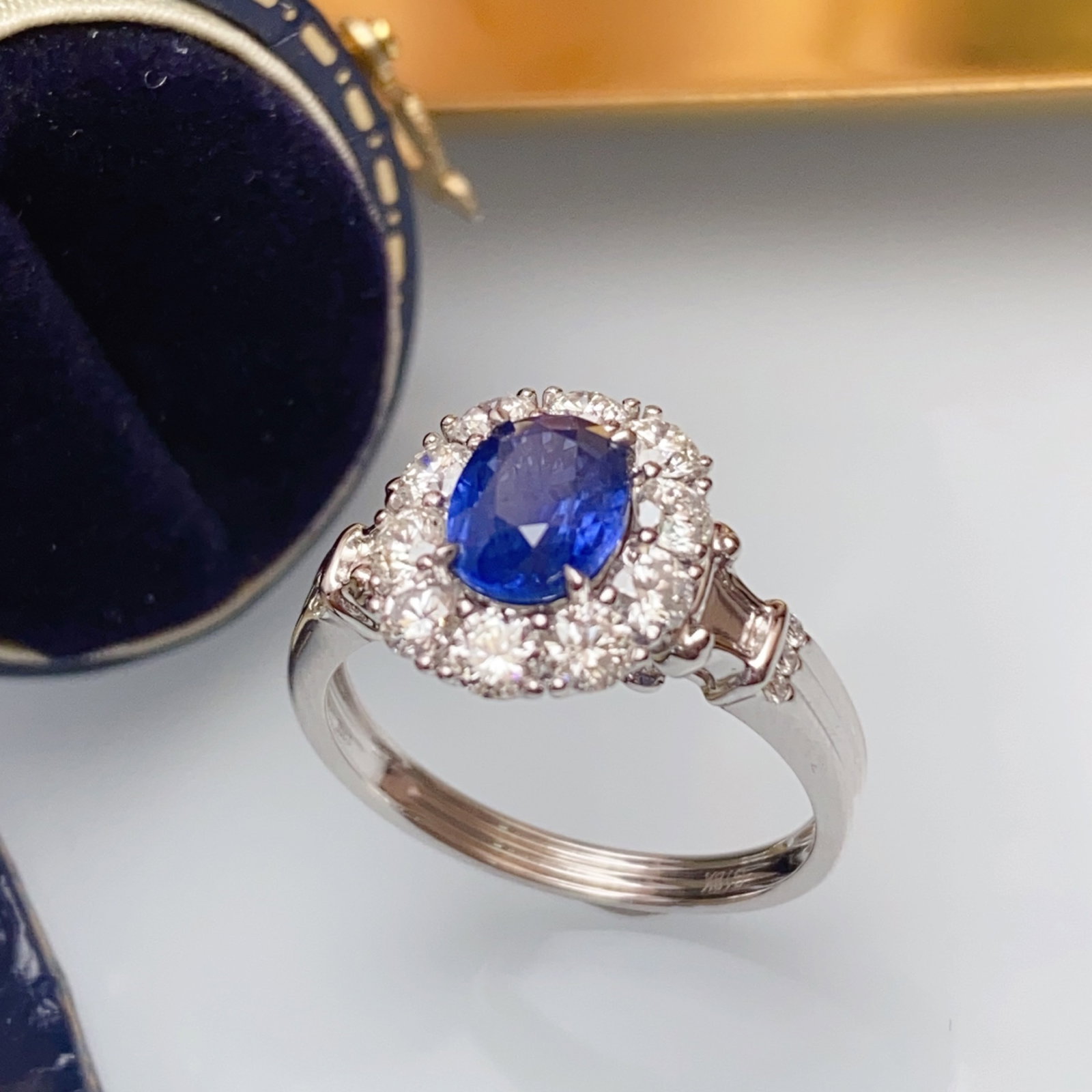 A Exquisite 18k Gold Inlaid 1.35ct Natural Sapphire and 0.888ct Diamond Ring: A Exquisite 18k Gold Inlaid 1.35ct Natural Sapphire and 0.888ct Diamond Ring,Total Weight:3.90g 18k金镶 1.35ct 天然蓝宝石和 0.888ct 钻石