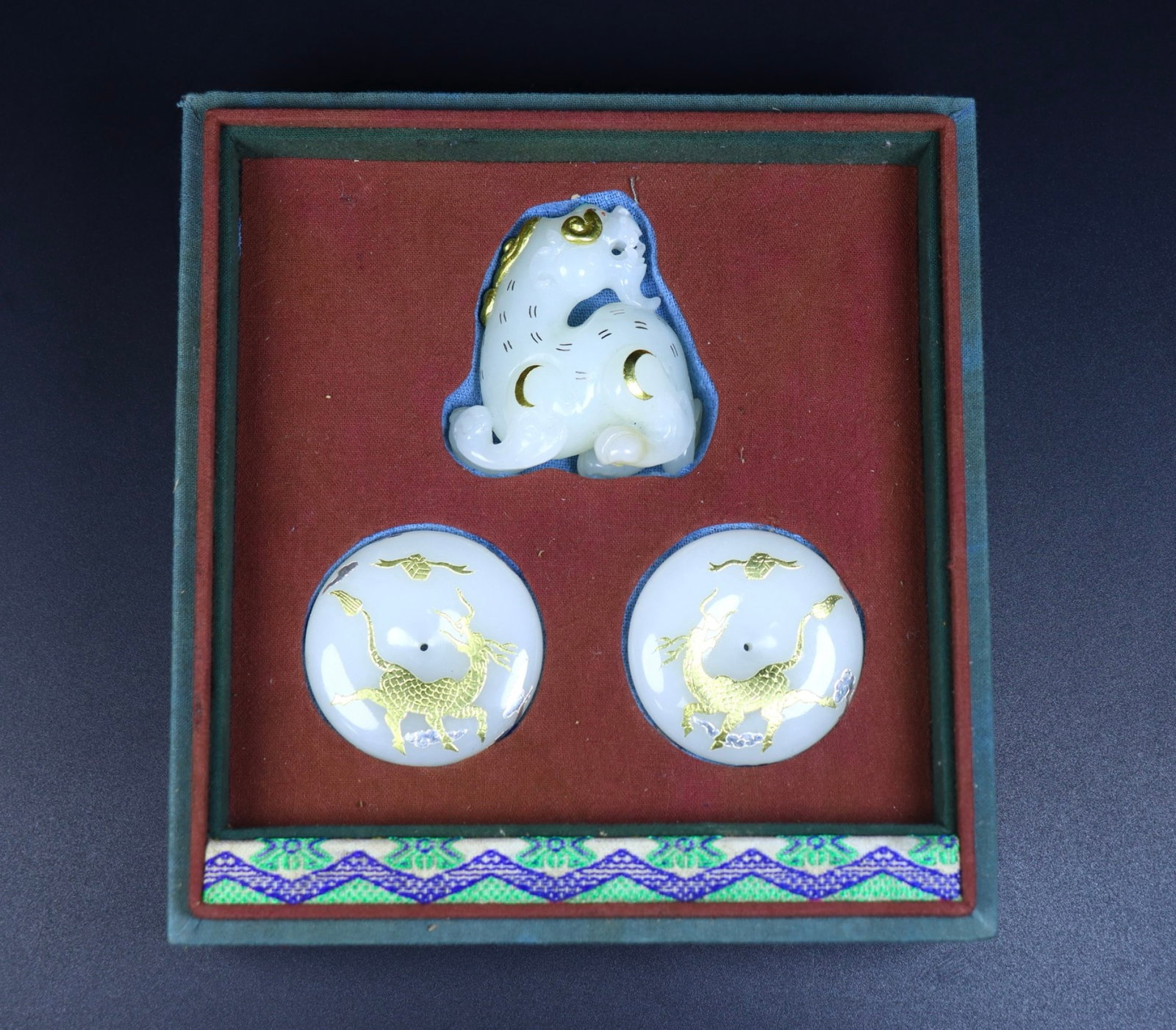 A Set of Fine White Jade Cover with Gold Auspicious Beast Ornament,with White Jade Cover with Gold: A Set of Fine White Jade Cover with Gold Auspicious Beast Ornament,with White Jade Cover with Gold Pendants,Qing Dynasty,China,Size:(Beast)2.4inx1.4inx2.6in,(Pendant)2.2in,Weight:266g 一套