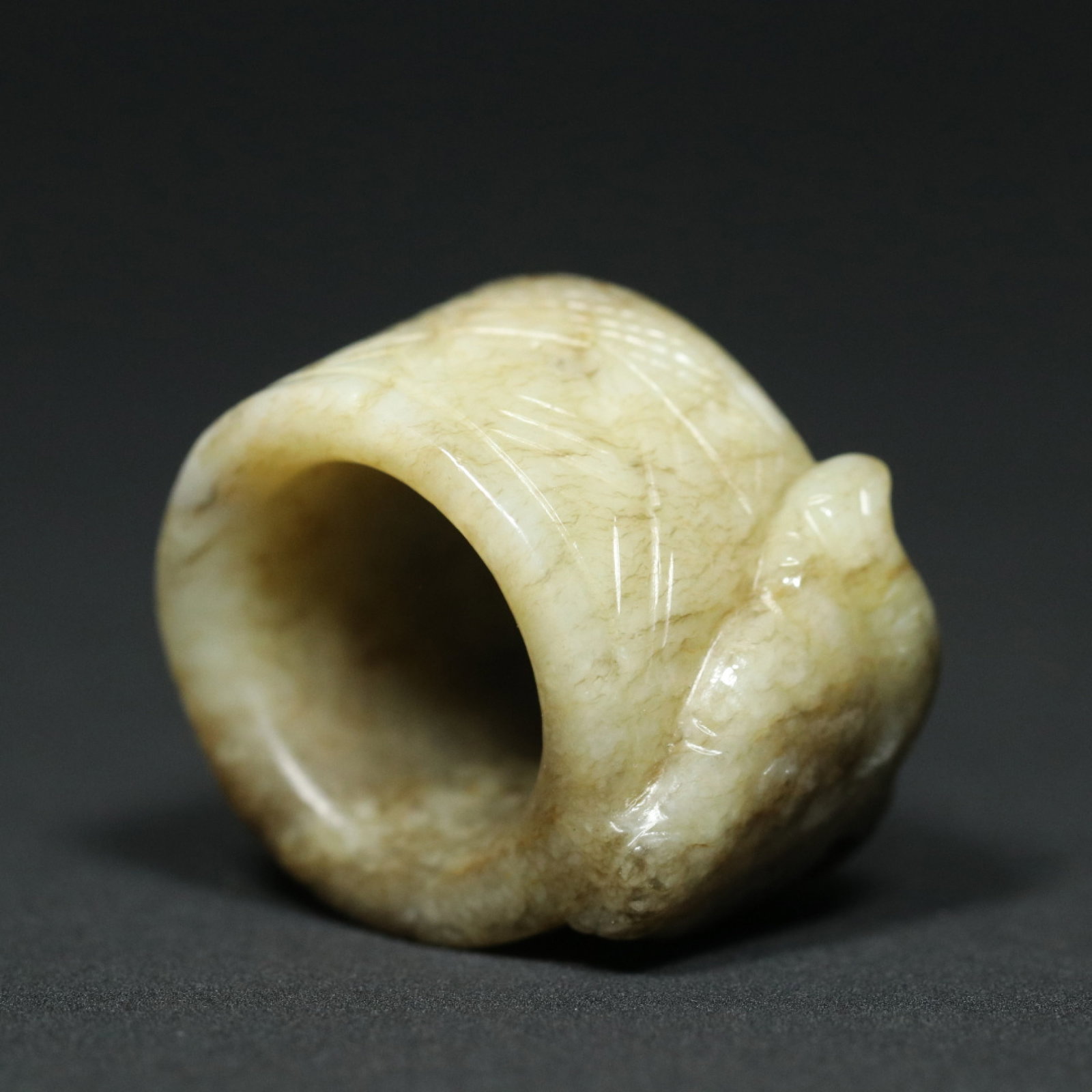 An Exquisite White Jade Buffalo Pattern Thumb Ring - 7