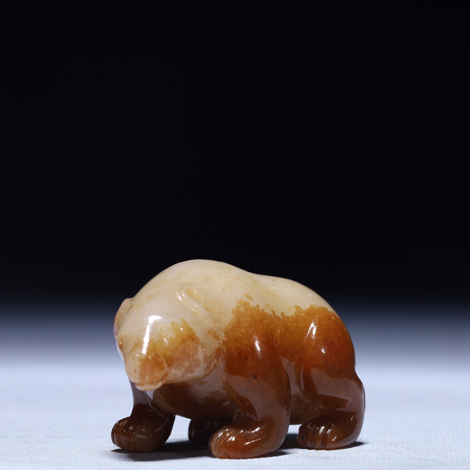 An Exquisite White Jade Bear Ornament - 2