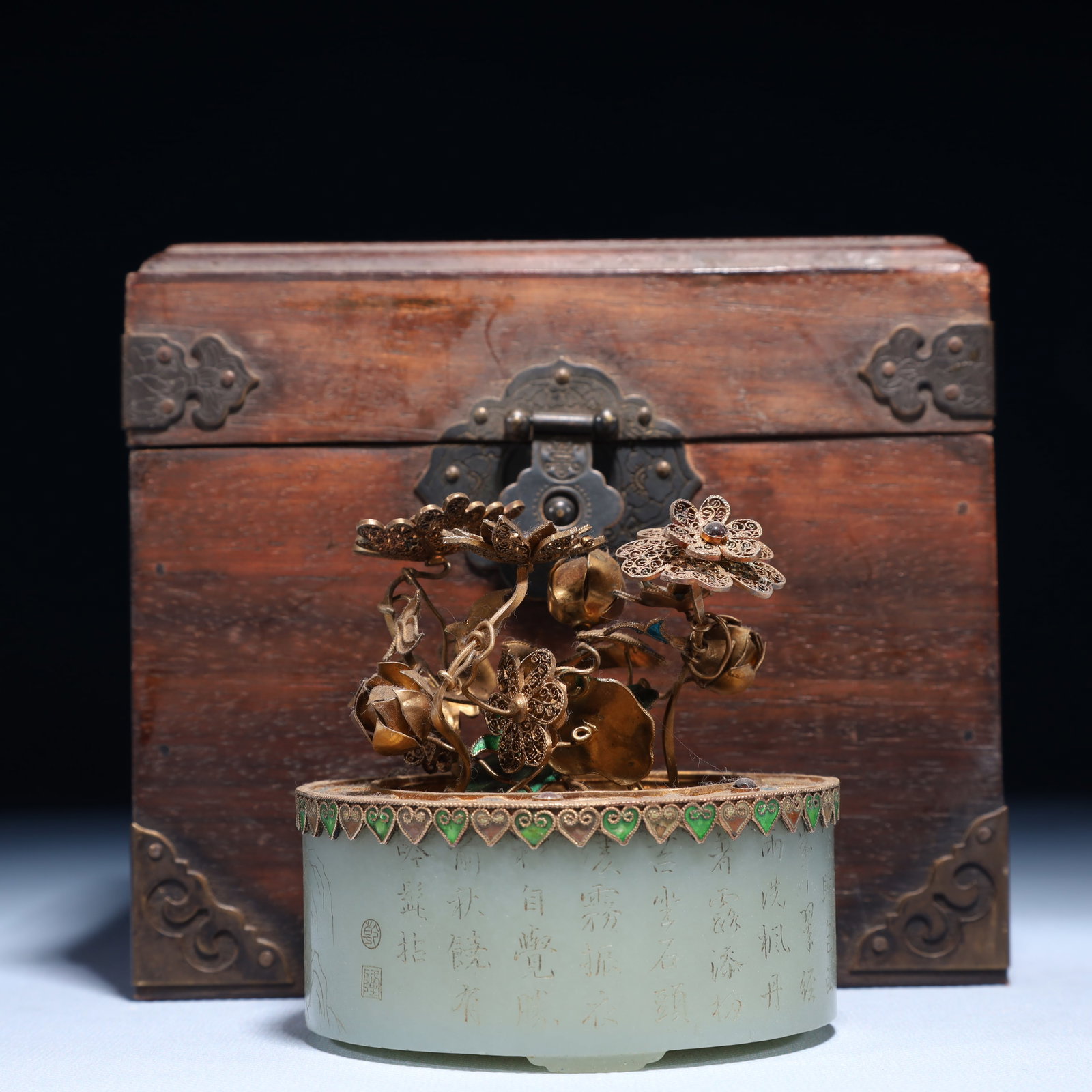 An Exquisite Gilt Bronze Inlaid White Jade Landscape Pattern Basin,with poem: An Exquisite Gilt Bronze Inlaid White Jade Landscape Pattern Basin,with poem,Qing Dynasty,China,Size:3.5inx3.7in,(Box)6.3inx5.5in,Weight:300g 铜鎏金嵌白玉山&#