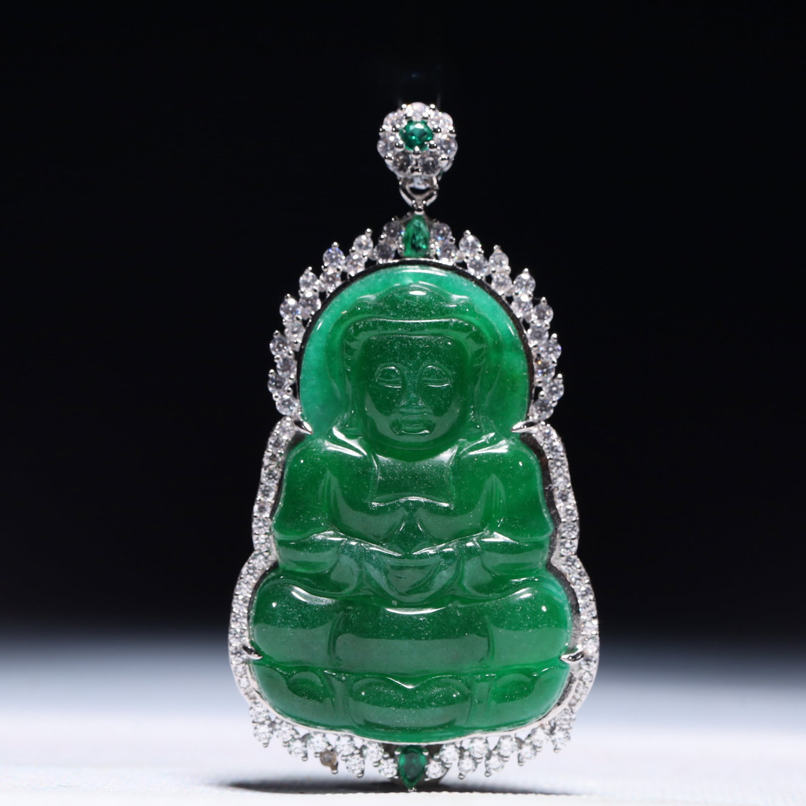 An Exquisite Statue of Avalokitesvara Pendant,Inlaid Gems: An Exquisite Statue of Avalokitesvara Pendant,Inlaid Gems,Size:1.6inx0.4inx2.6in,Weight:36.2g 一个精美的观音像吊坠,镶宝石
