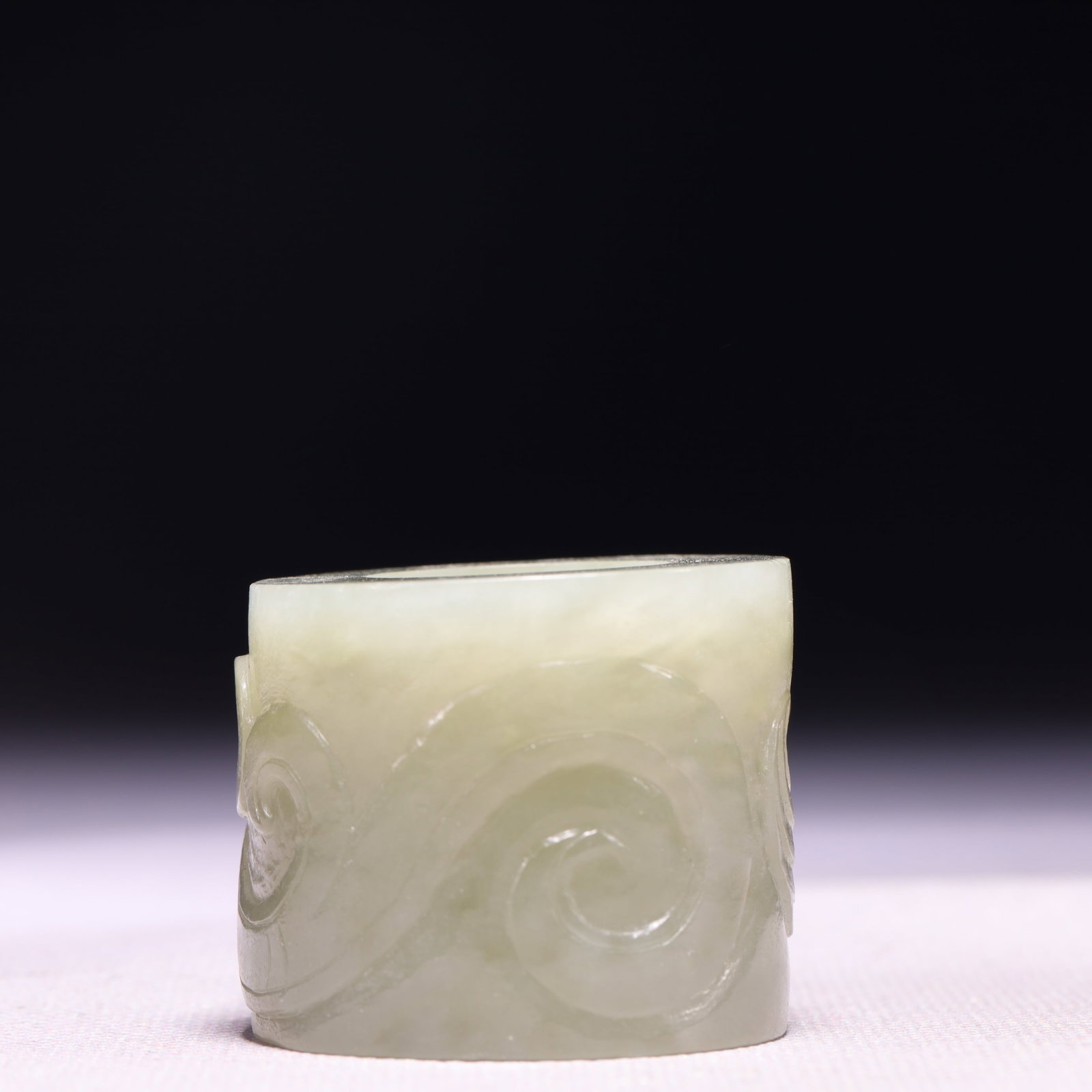 A Rare Green Jade Phoenix Pattern Thumb Ring - 4