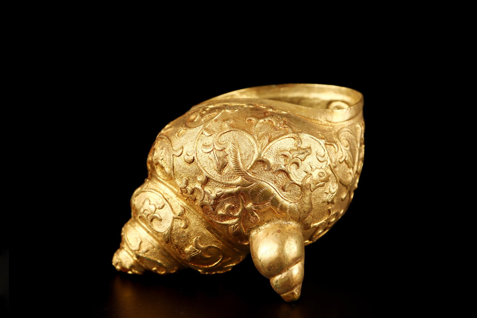 An Exquisite Gilt Bronze Lotus and Phoenix Pattern Tripod Cup (1 of 9)