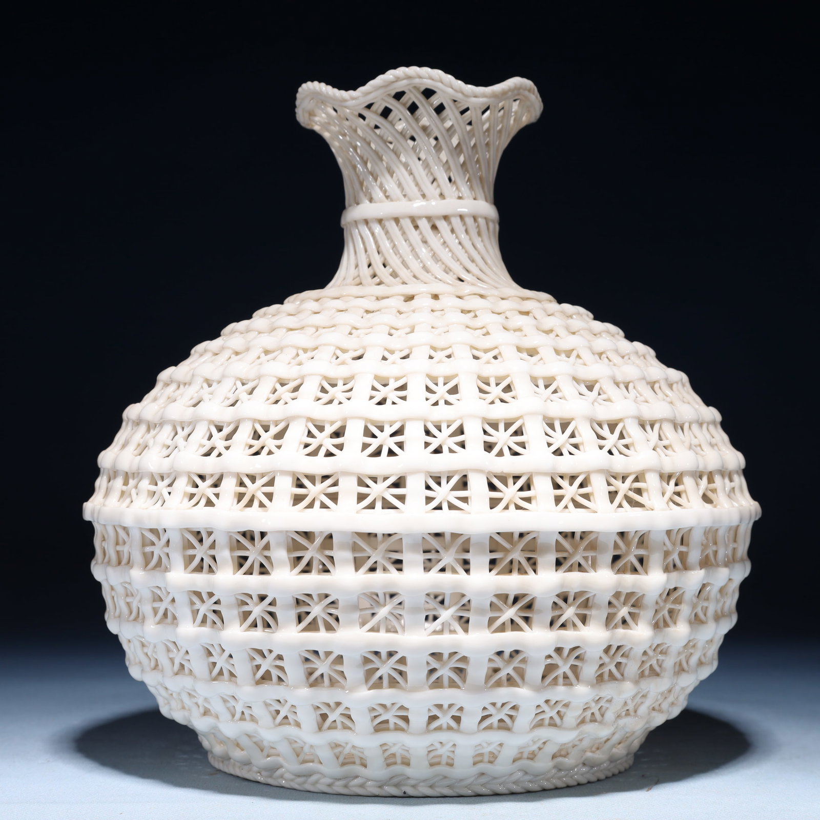 An Exquisite Blance-De-Chine Vase: An Exquisite Blance-De-Chine Vase Blance-De-Chine Vase,Ming Dynasty,China,Size:8.3inx8.7in,Weight:850g 德化瓷瓶,中国明代