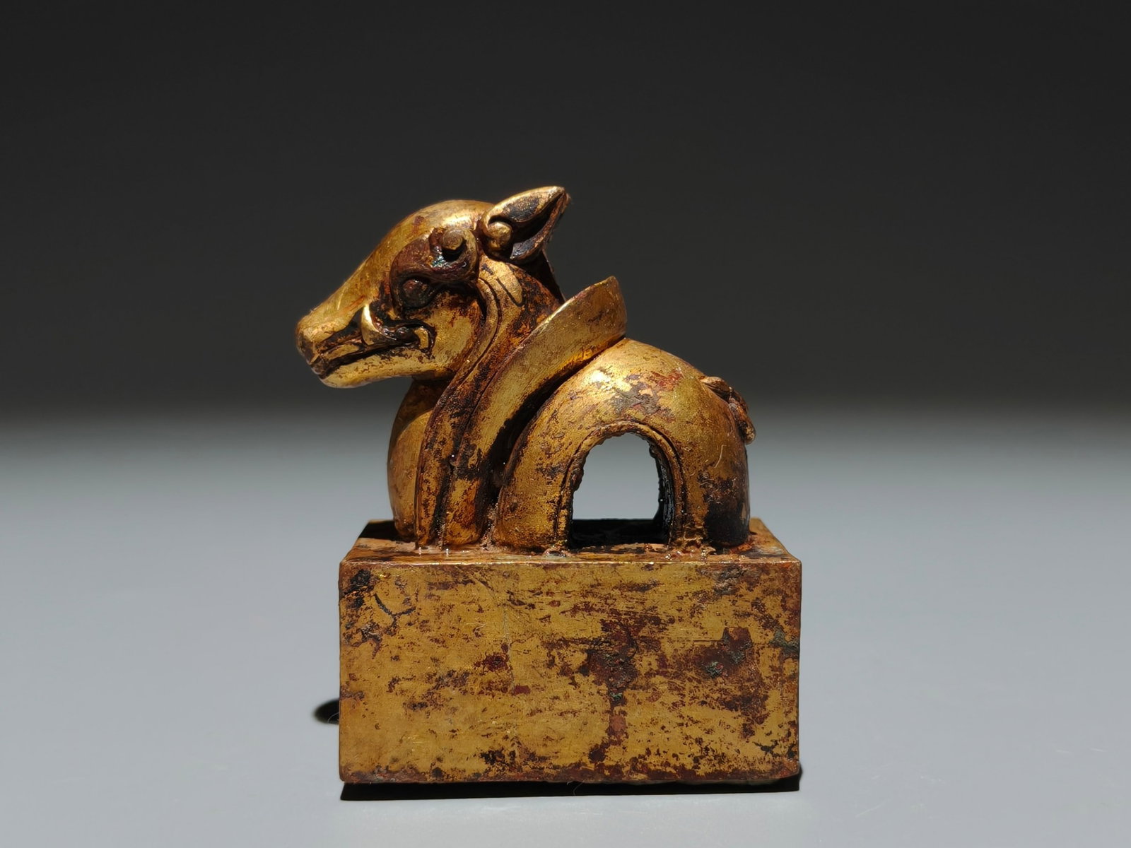 An Exquisite Gilt Bronze Beast Seal: An Exquisite Gilt Bronze Beast Seal,the Warring States period in China,Size:2.4inx2.2inx1.4in 铜鎏金兽印章,中国战国时期