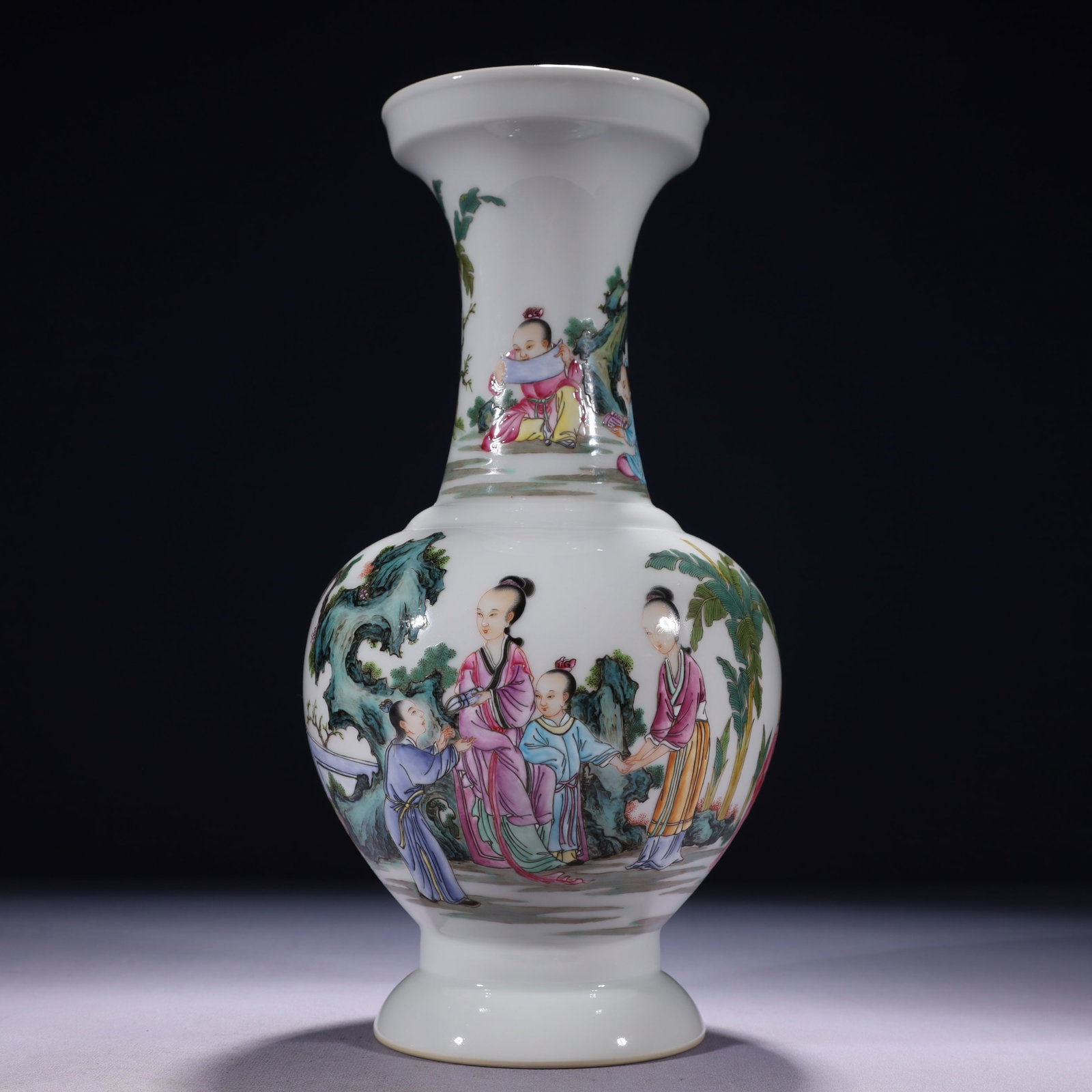 An Exquisite Famille-Rose Character and Story Pattern Vase: An Exquisite Famille-Rose Character and Story Pattern Vase,Qing Dynasty,China,Yongzheng Six-character Mark,Size:6.3inx13.4in,Weight:1950g 粉彩人物故事纹ல