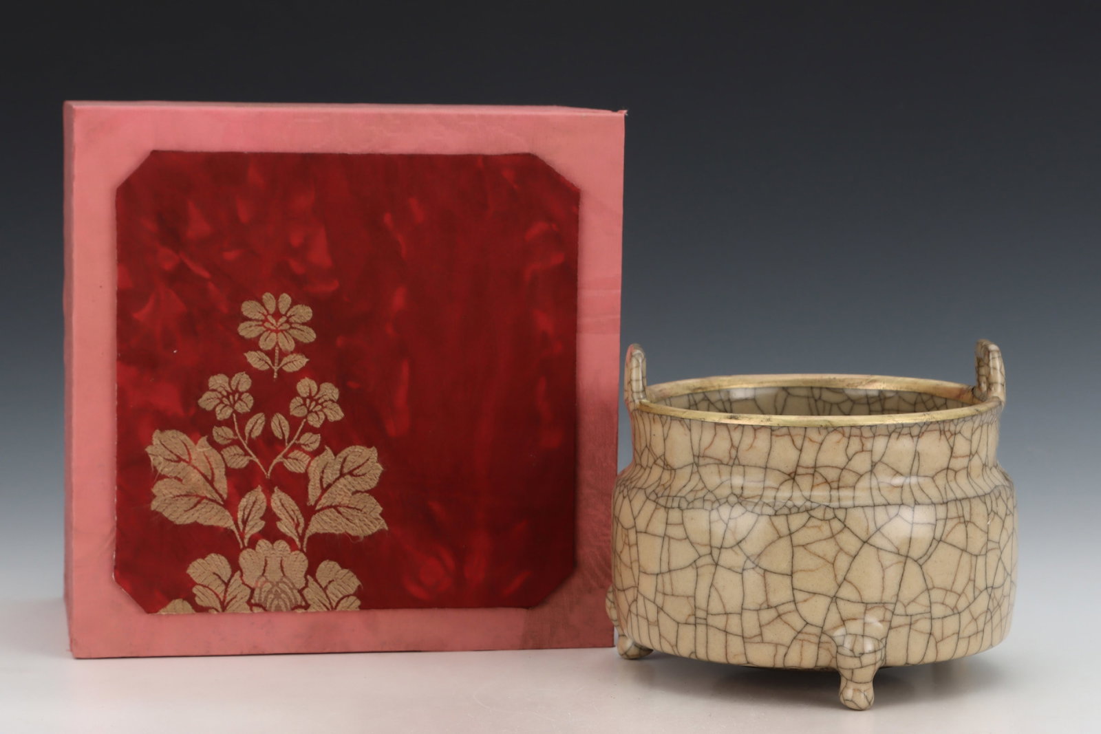 An Exquisite Ge yao Yellow Glazed Painted Gold Double-Ears and Tripod Censer,with an Imperial Poem: An Exquisite Ge yao Yellow Glazed Painted Gold Double-Ears and Tripod Censer,with an Imperial Poem by Emperor Qianlong,Song Dynasty,China,Size:5.9inx6.9in 哥窑黄釉描ŵ