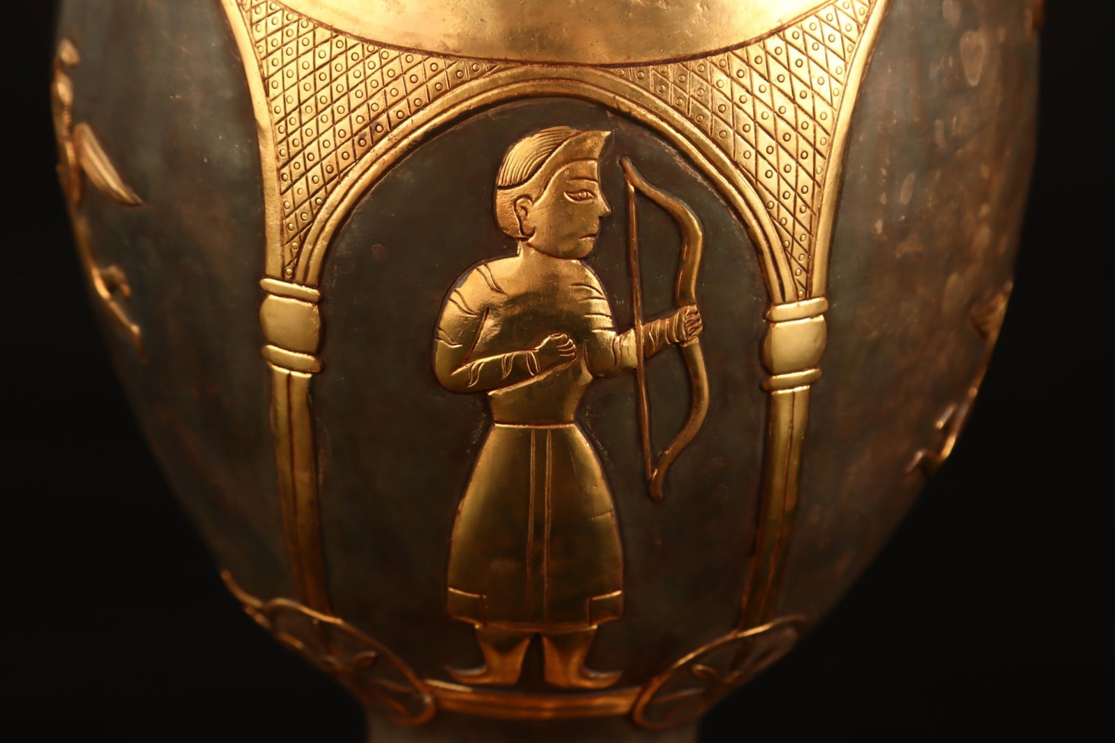An Exquisite Gilt Figure Pattern Pot - 7