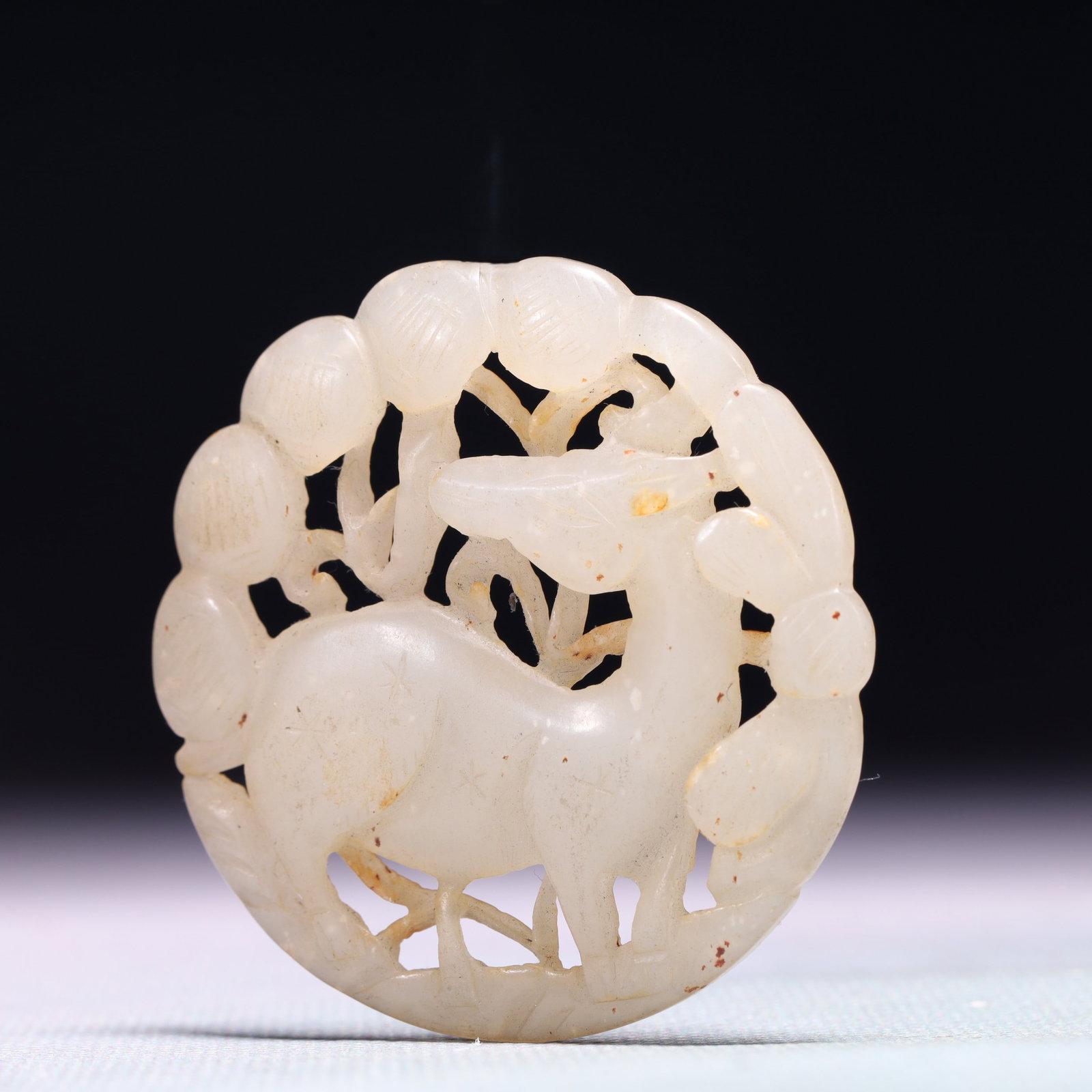 An Exquisite White Jade Deer Pattern Pendant - 2