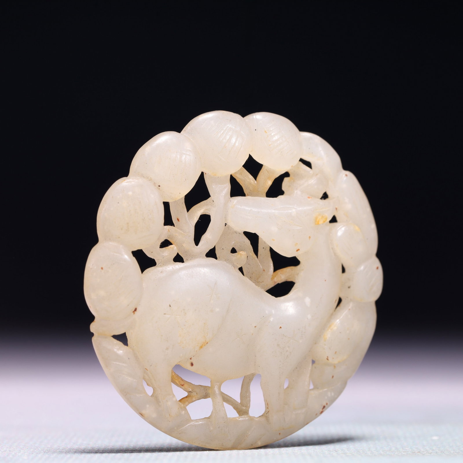 An Exquisite White Jade Deer Pattern Pendant - 3