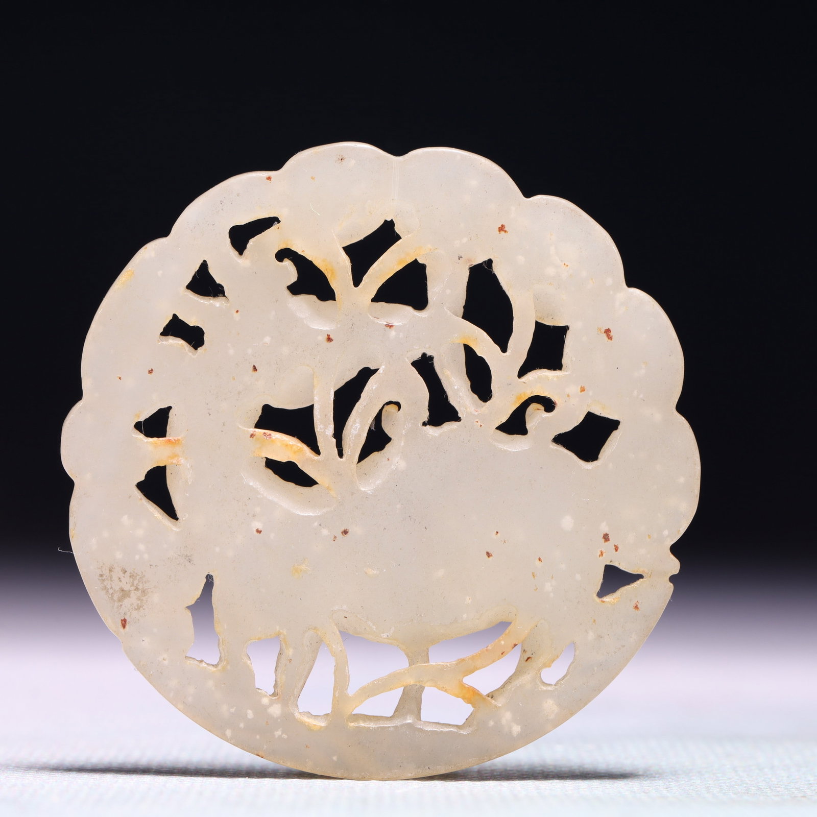 An Exquisite White Jade Deer Pattern Pendant - 4