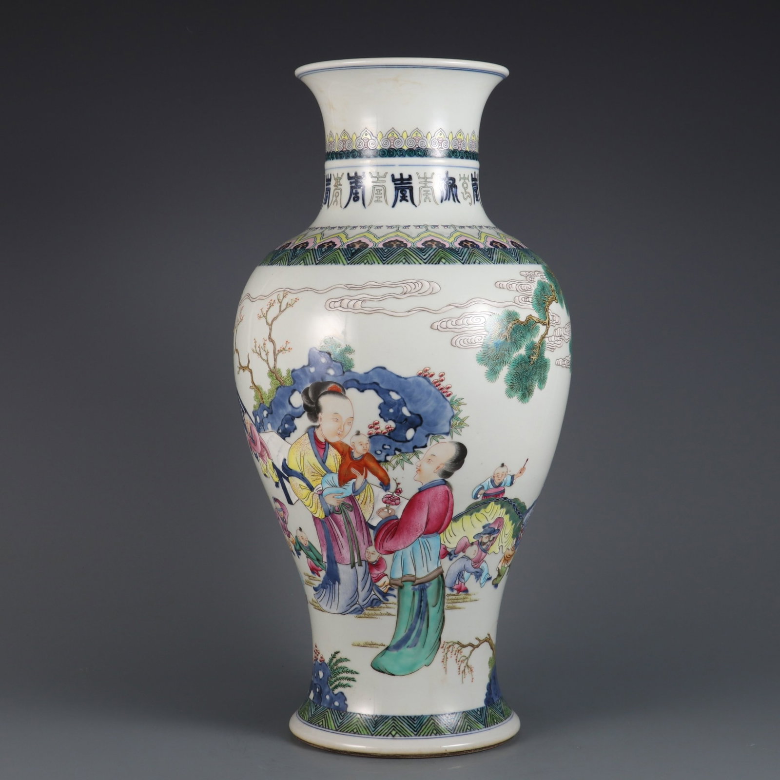A Huge Blue and White Wucai Character and Story Pattern Vase: A Huge Blue and White Wucai Character and Story Pattern Vase,Qing Dynasty,China,Size:17.5inx8.7in 青花五彩人物故事纹瓶,中国ę