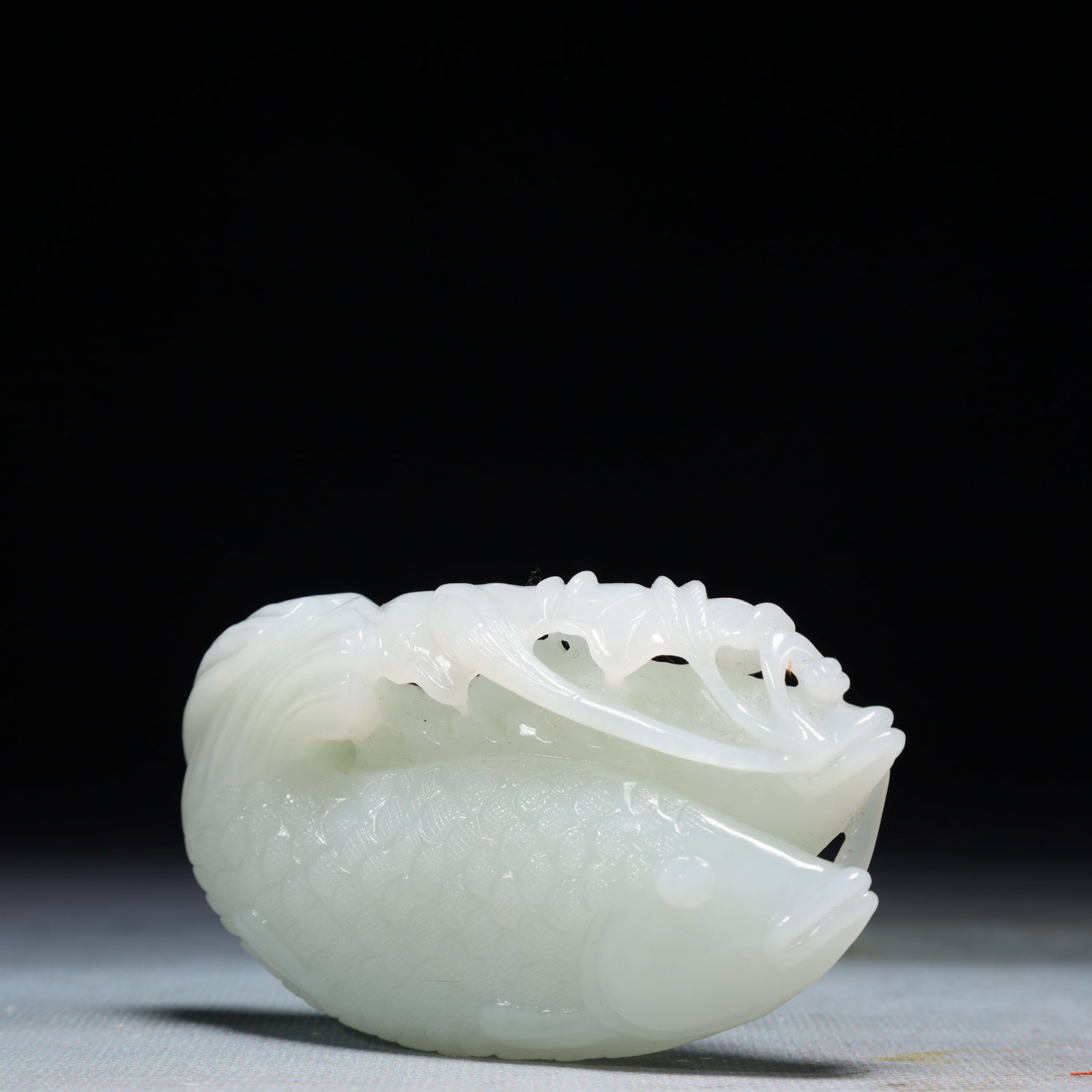 An Exquisite White Jade Fish Pattern Pendant - 2