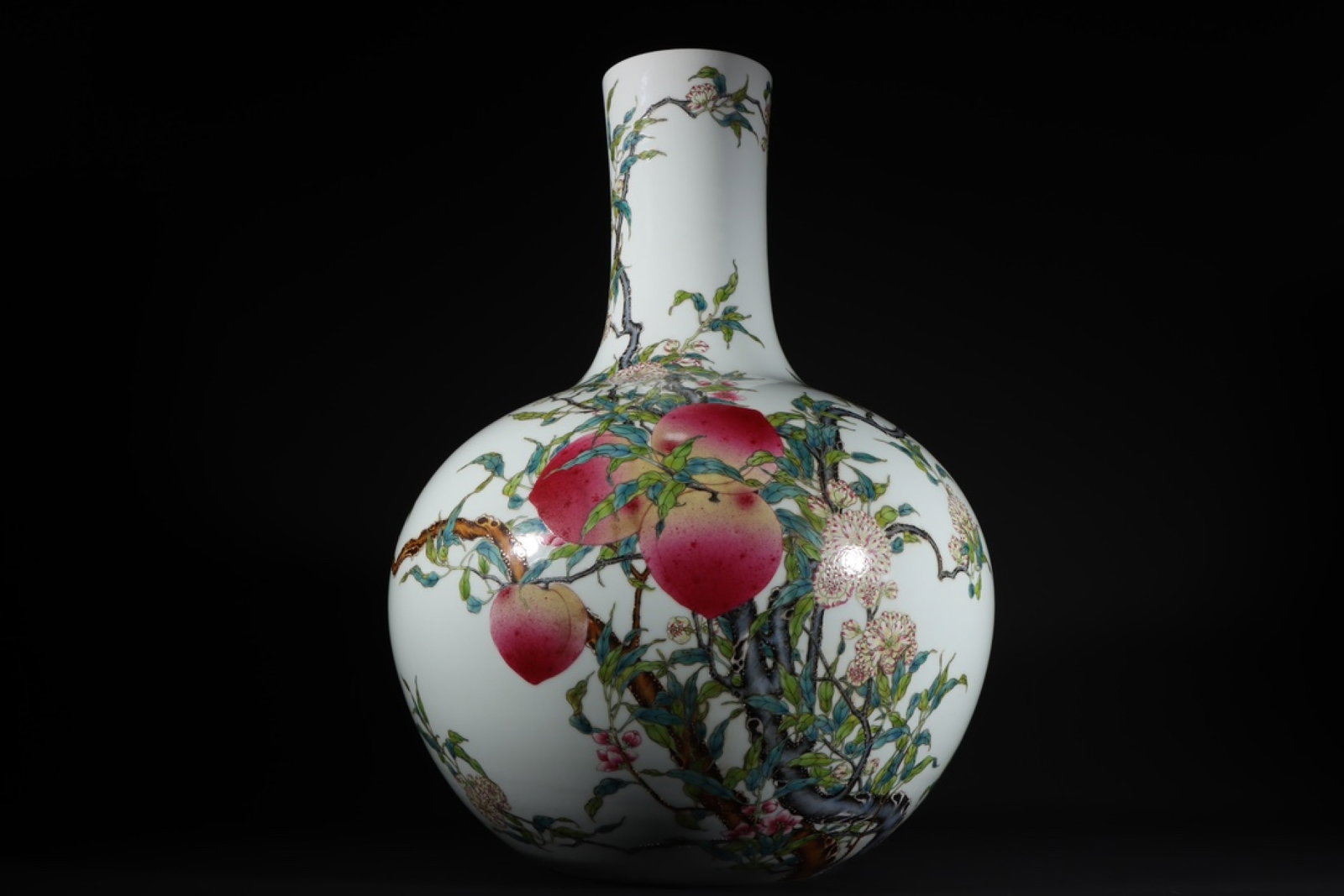 A Huge Famille-Rose Bats and Peach Pattern Vase: A Huge Famille-Rose Bats and Peach Pattern Vase,Qing Dynasty,China,Qianlong Four-character Mark,Size:20.1inx14.6in 粉彩福寿纹瓶,中国清代,
