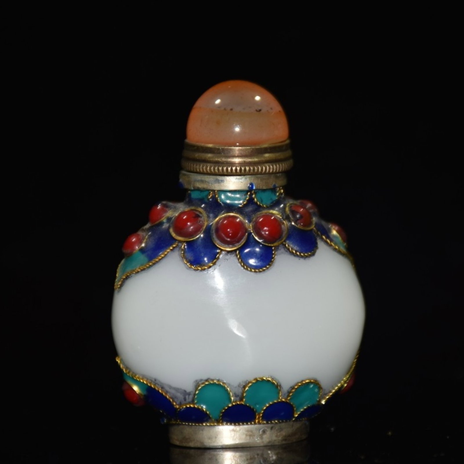 An Exquisite Glass Inlaid Cloisonne Snuff Bottle,Inlaid Gems: An Exquisite Glass Inlaid Cloisonne Snuff Bottle,Inlaid Gems,Qing Dynasty,China,Size:2inx1.2inx2.6in,Weight:80g 琉璃嵌景泰蓝鼻烟壶,嵌宝