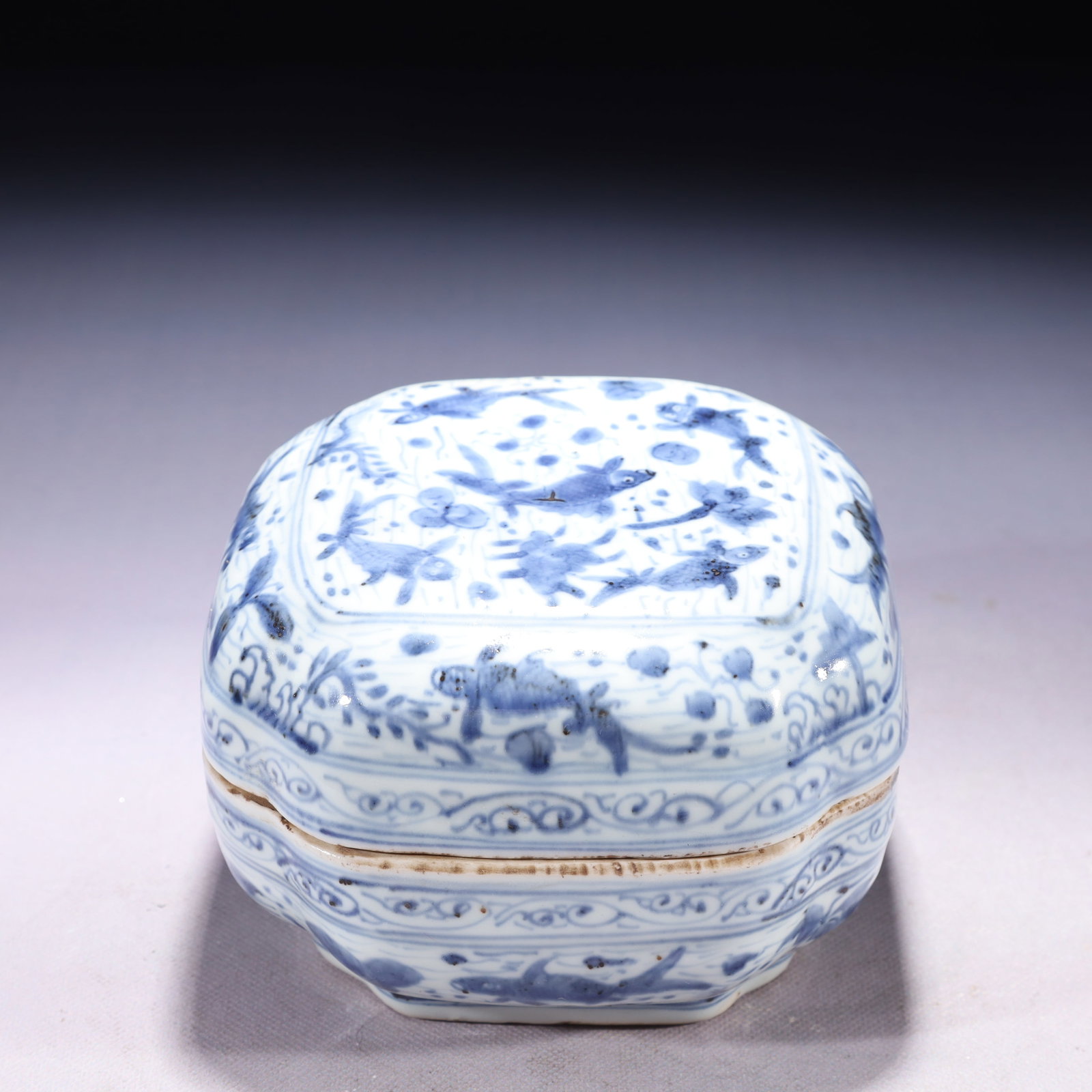 An Exquisite Blue and White Hornwort Pattern Box with Cover: An Exquisite Blue and White Hornwort Pattern Box with Cover,Qing Dynasty,China,Size:5.9inx4.5in,Weight:1250g 青花鱼藻纹盖盒,中国清代