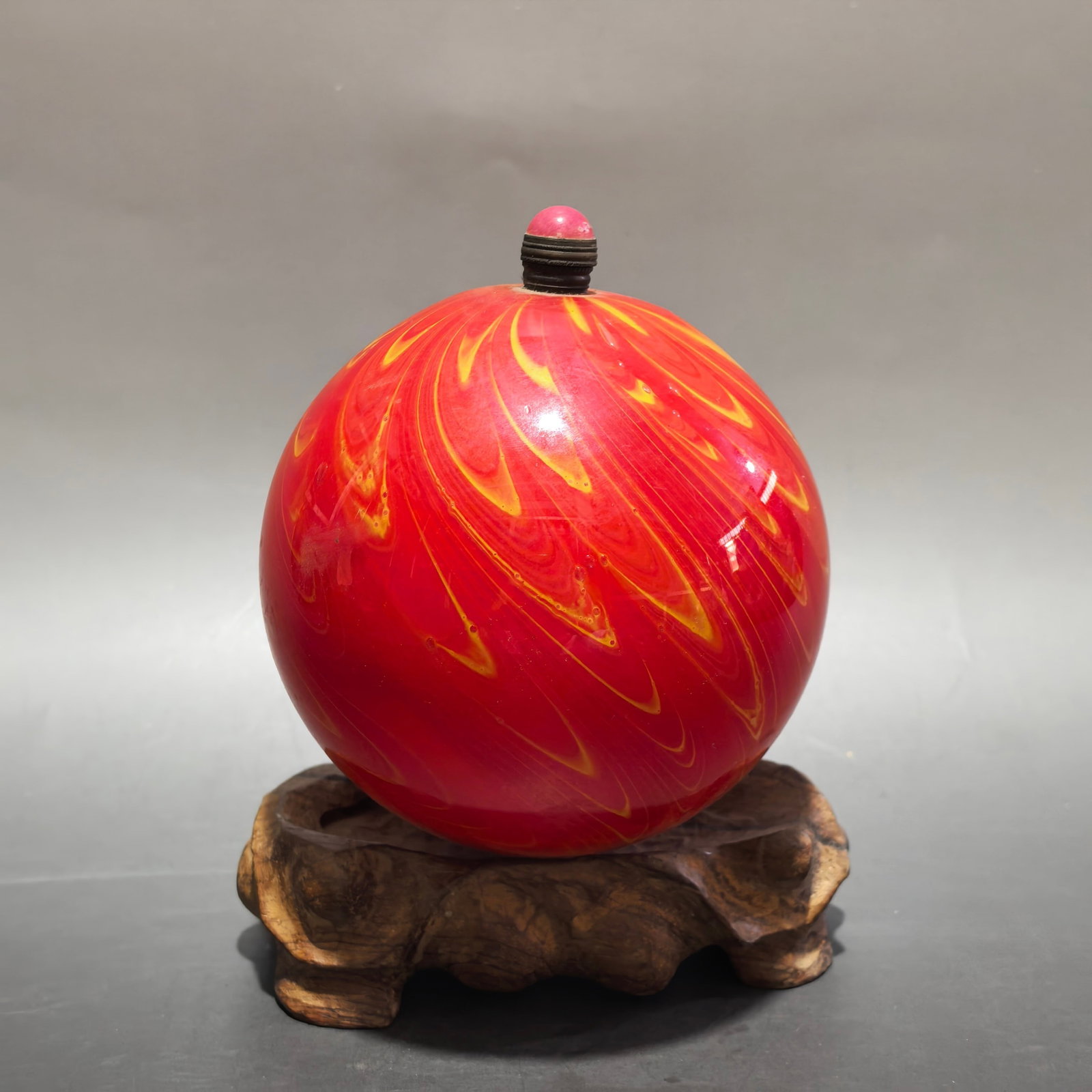 An Exquisite Glass Snuff Bottle: An Exquisite Glass Snuff Bottle,Qing Dynasty,China,Size:3.9inx3.9inx4.7in,Weight:570g 琉璃鼻烟壶,中国清代