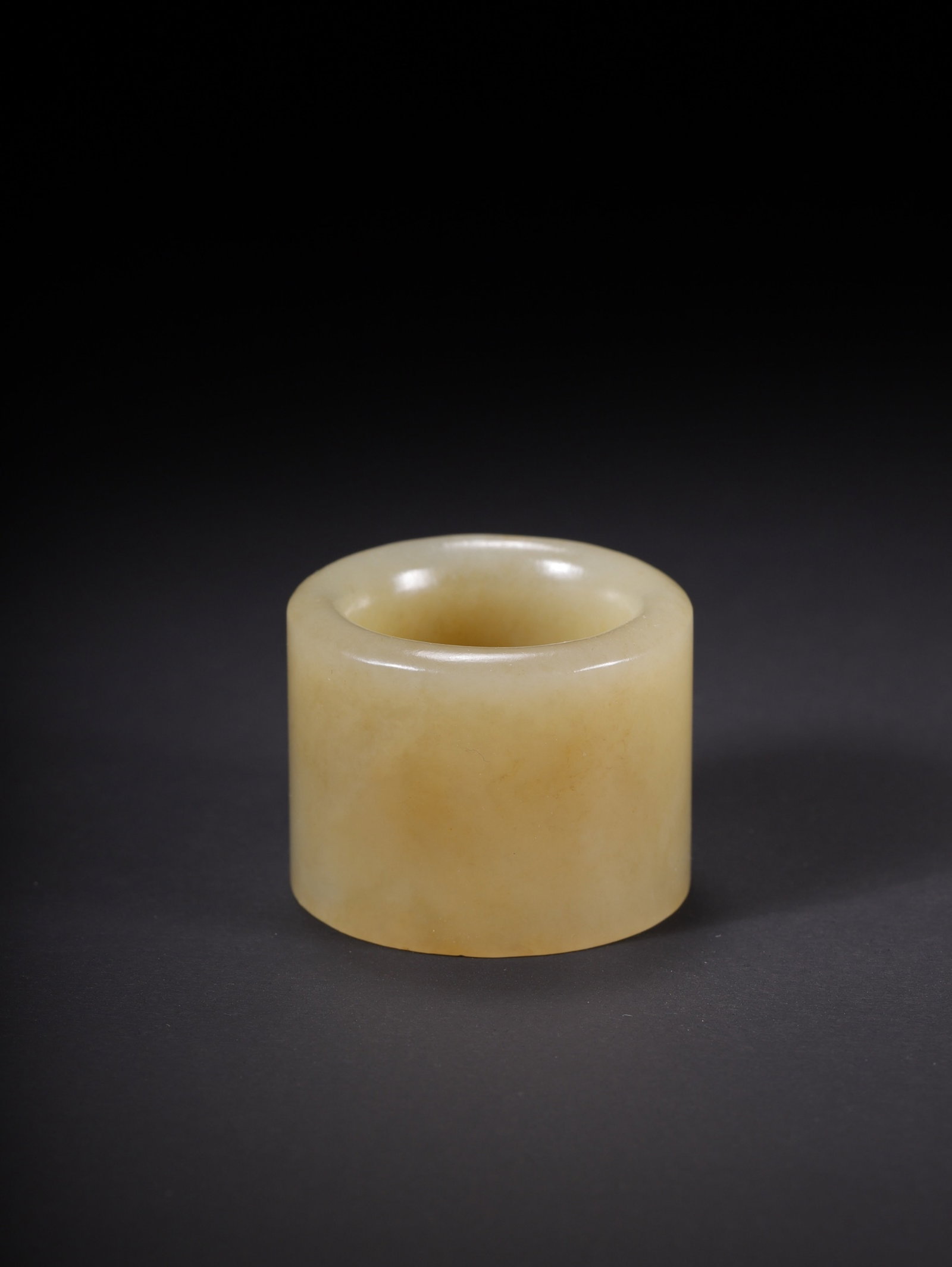 An Exquisite White Jade Thumb Ring - 2