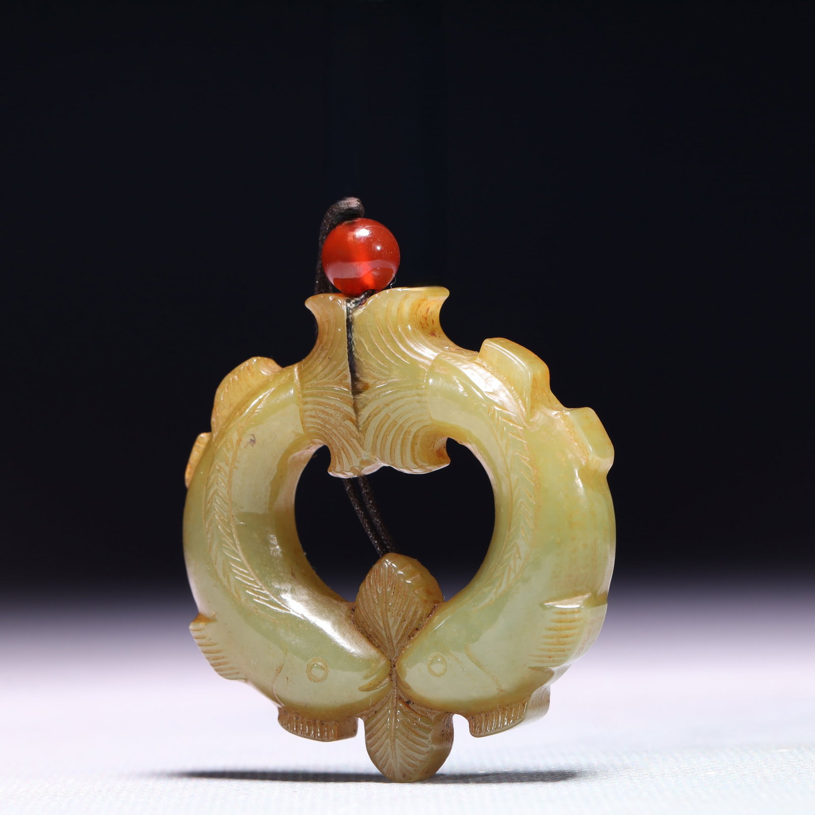 An Exquisite Yellow Jade Fish Pattern Pendant - 2
