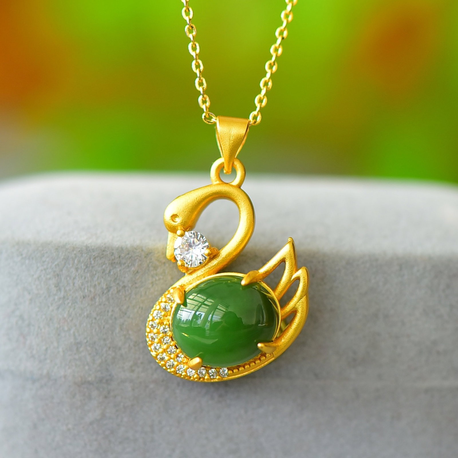 An Exquisite Bronze-Gold Plated Inlaid Jasper Goose Necklace: An Exquisite Bronze-Gold Plated Inlaid Jasper Goose Necklace,Size:0.4inx0.5in 铜镀金镶碧玉鹅项链