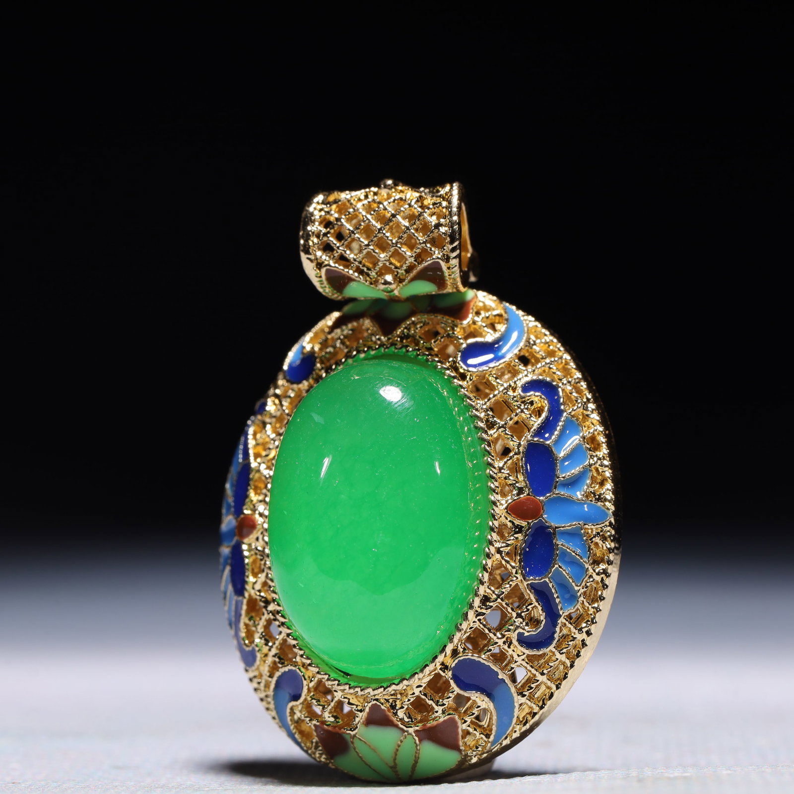 An Exquisite Flower Pattern Pendant - 2