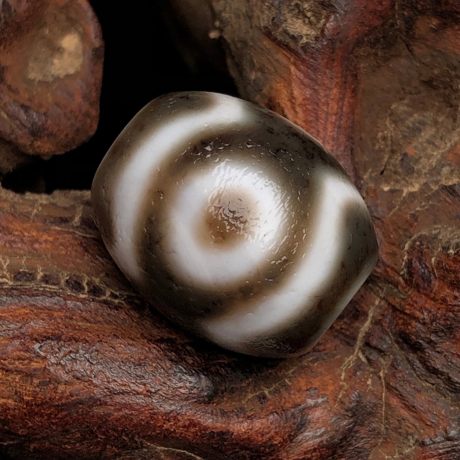 An Exquisite Dzi Bead Pendant: An Exquisite Dzi Bead Pendant,Size:0.9inx0.7in,Weight:11.1g 天珠挂件
