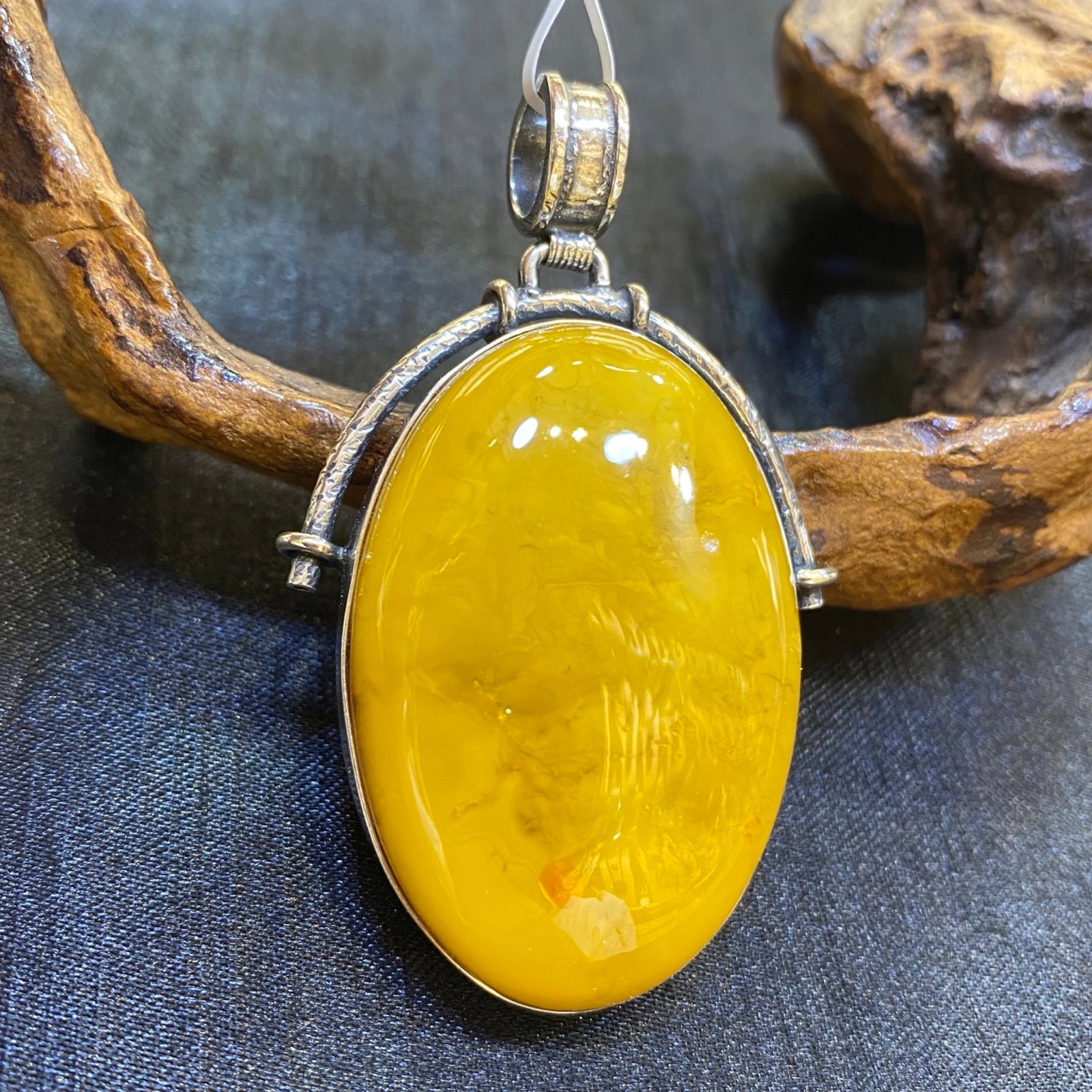 An Exquisite Beeswax Inlaid Silver Necklace: An Exquisite Beeswax Inlaid Silver Necklace,Size:1.2in,Weight:17.6g 蜜蜡镶银项链