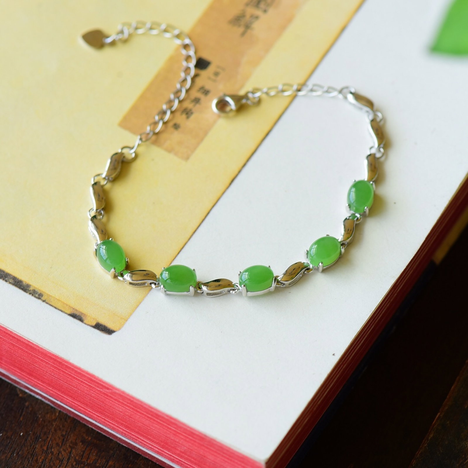 An Exquisite Sterling Silver Inlaid Jasper Bracelet: An Exquisite Sterling Silver Inlaid Jasper Bracelet,Size:0.2inx0.7in 纯银镶碧玉手链