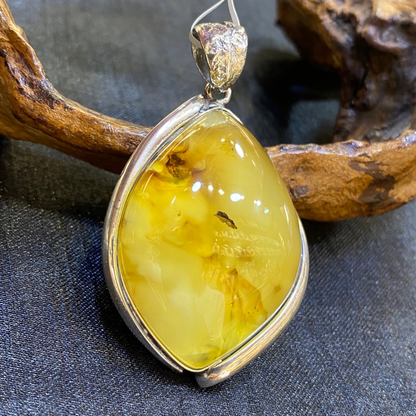 An Exquisite Beeswax Inlaid Silver Necklace: An Exquisite Beeswax Inlaid Silver Necklace,Size:1.3in,Weight:17.4g 蜜蜡镶银项链