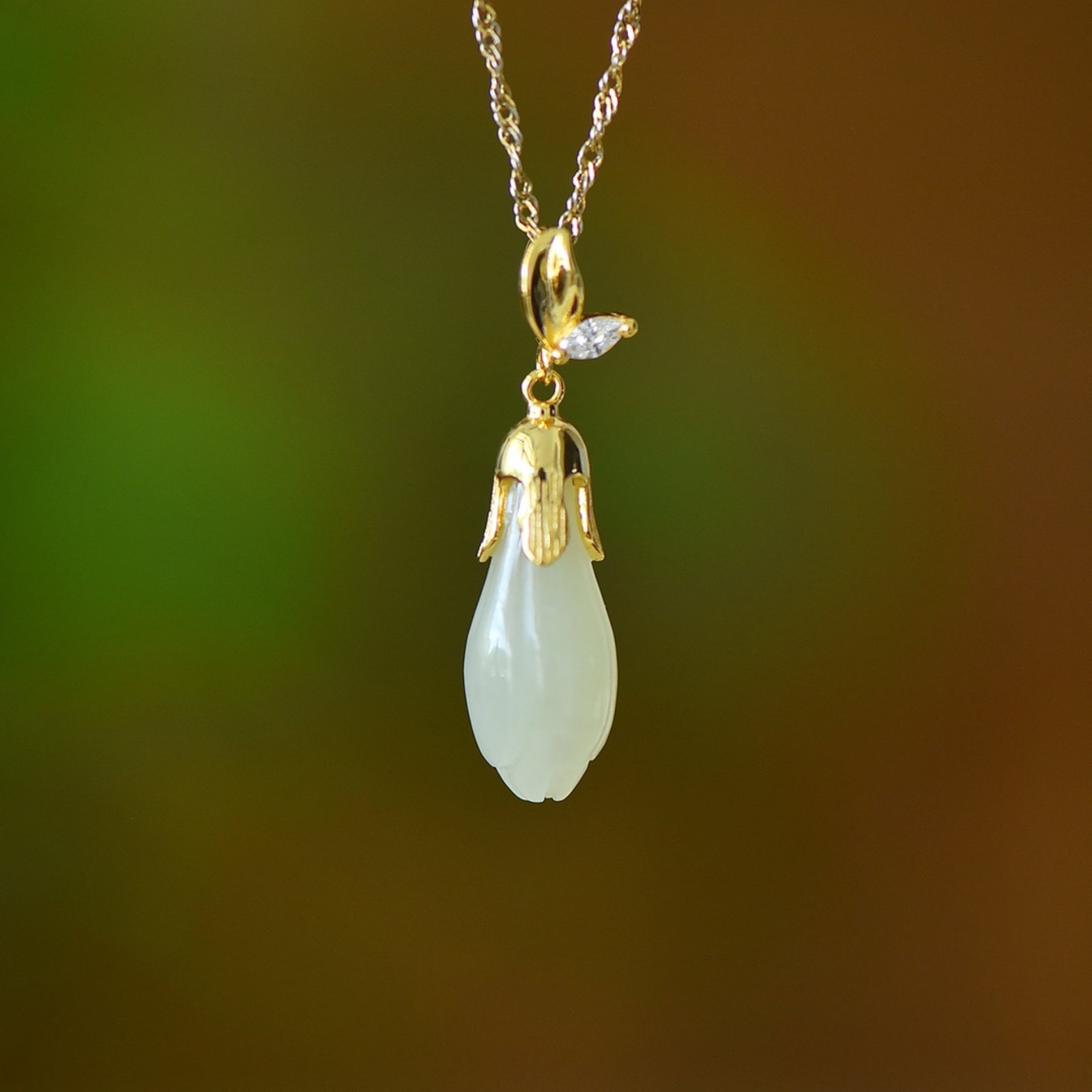 An Exquisite Sterling Silver-Gold Plated Inlaid White Jade Pendant: An Exquisite Sterling Silver-Gold Plated Inlaid White Jade Pendant,Size:0.4inx0.8in 纯银镀金镶白玉吊坠