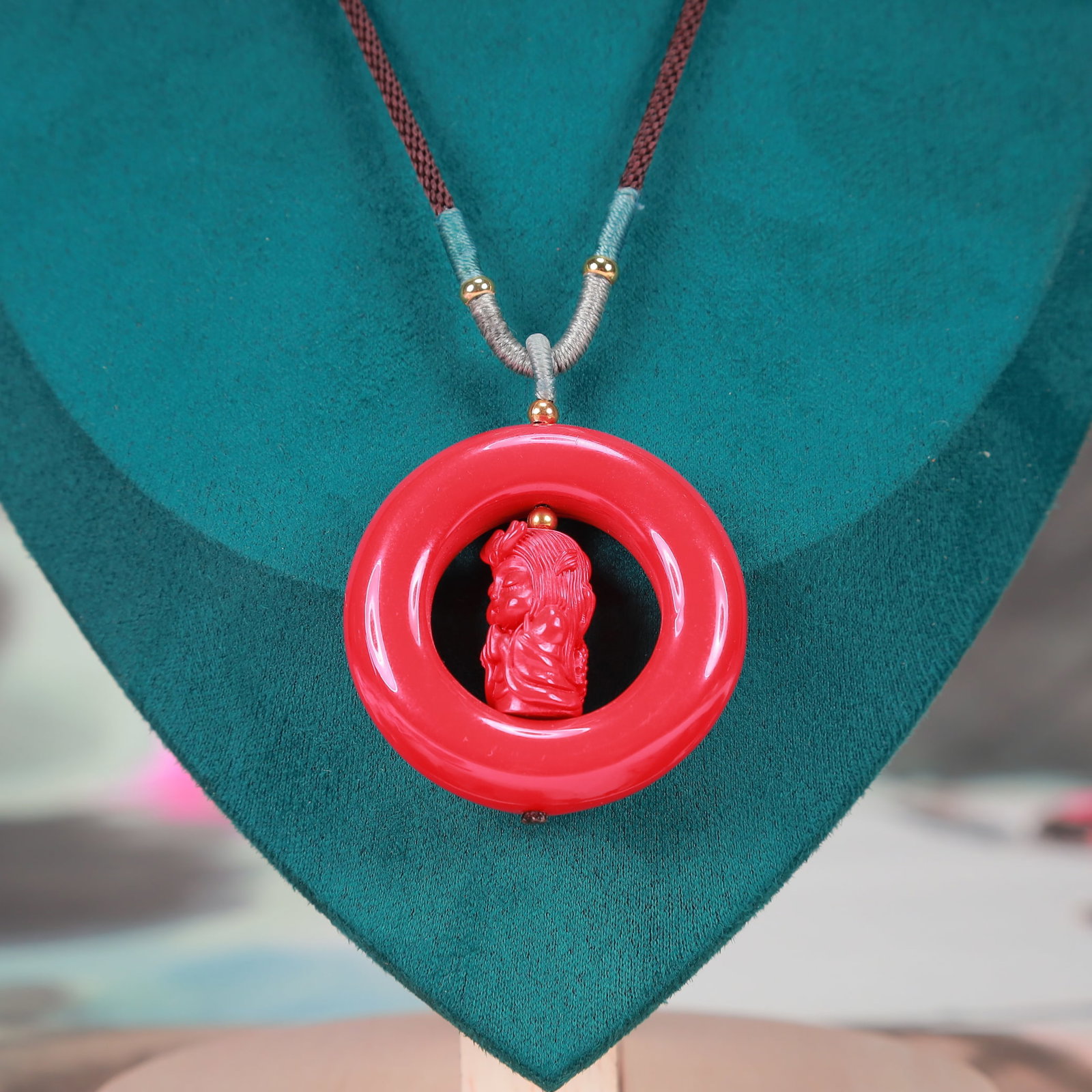 An Exquisite Cinnabar Figure Pattern Pendant - 4