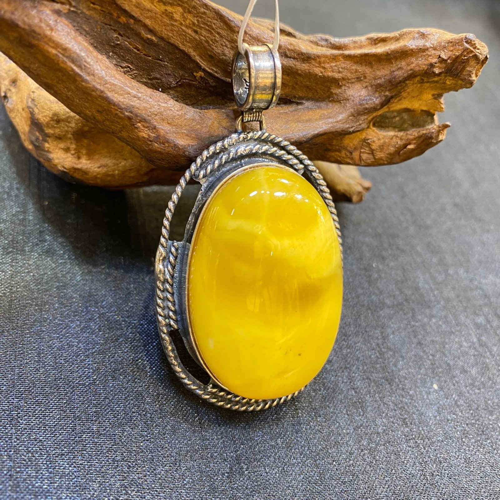 An Exquisite Beeswax Inlaid Silver Necklace: An Exquisite Beeswax Inlaid Silver Necklace,Size:1.1in,Weight:21.8g 蜜蜡镶银项链