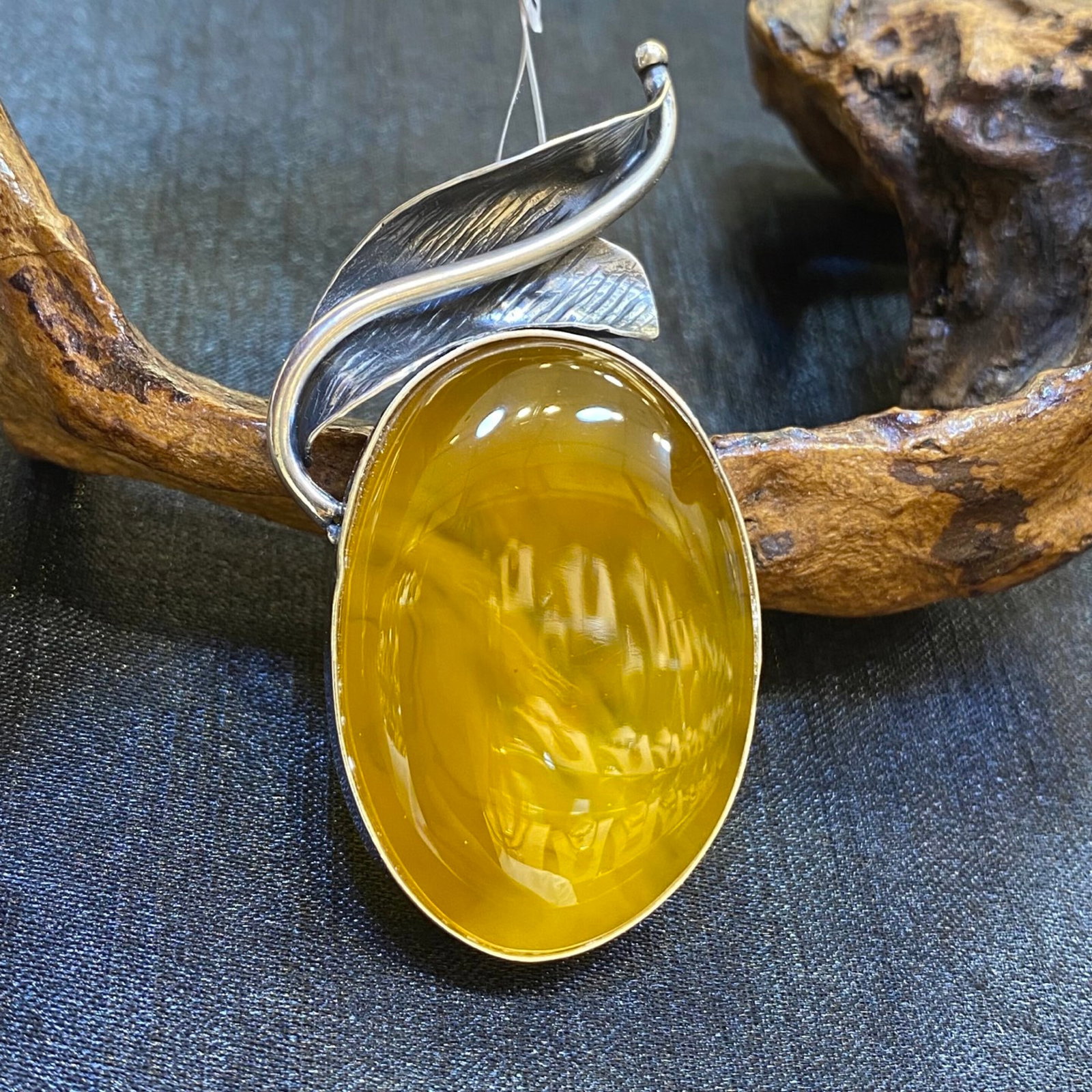 An Exquisite Beeswax Inlaid Silver Necklace: An Exquisite Beeswax Inlaid Silver Necklace,Size:1.1in,Weight:14.6g 蜜蜡镶银项链