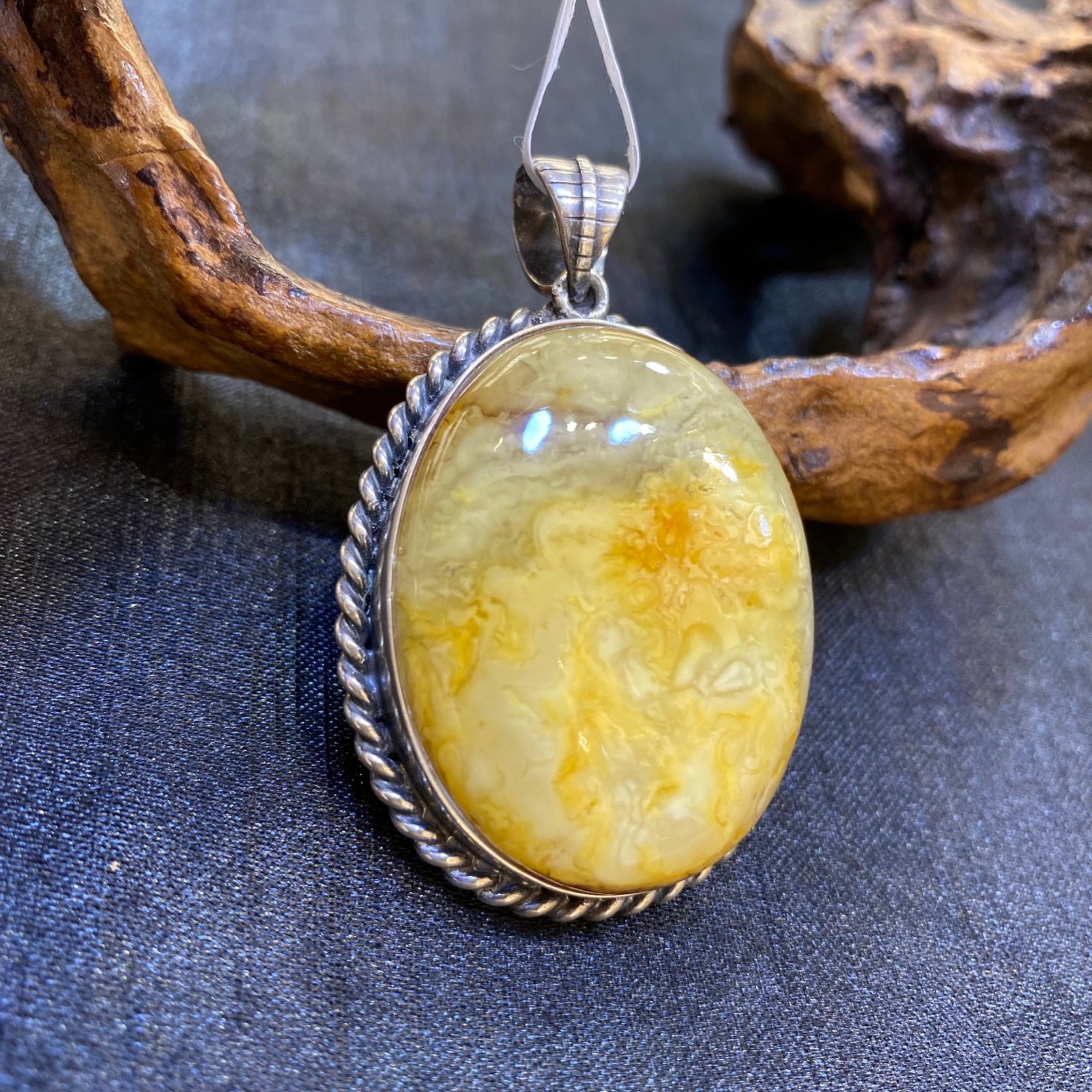 An Exquisite Beeswax Inlaid Silver Necklace: An Exquisite Beeswax Inlaid Silver Necklace,Size:1.2in,Weight:16.7g 蜜蜡镶银项链