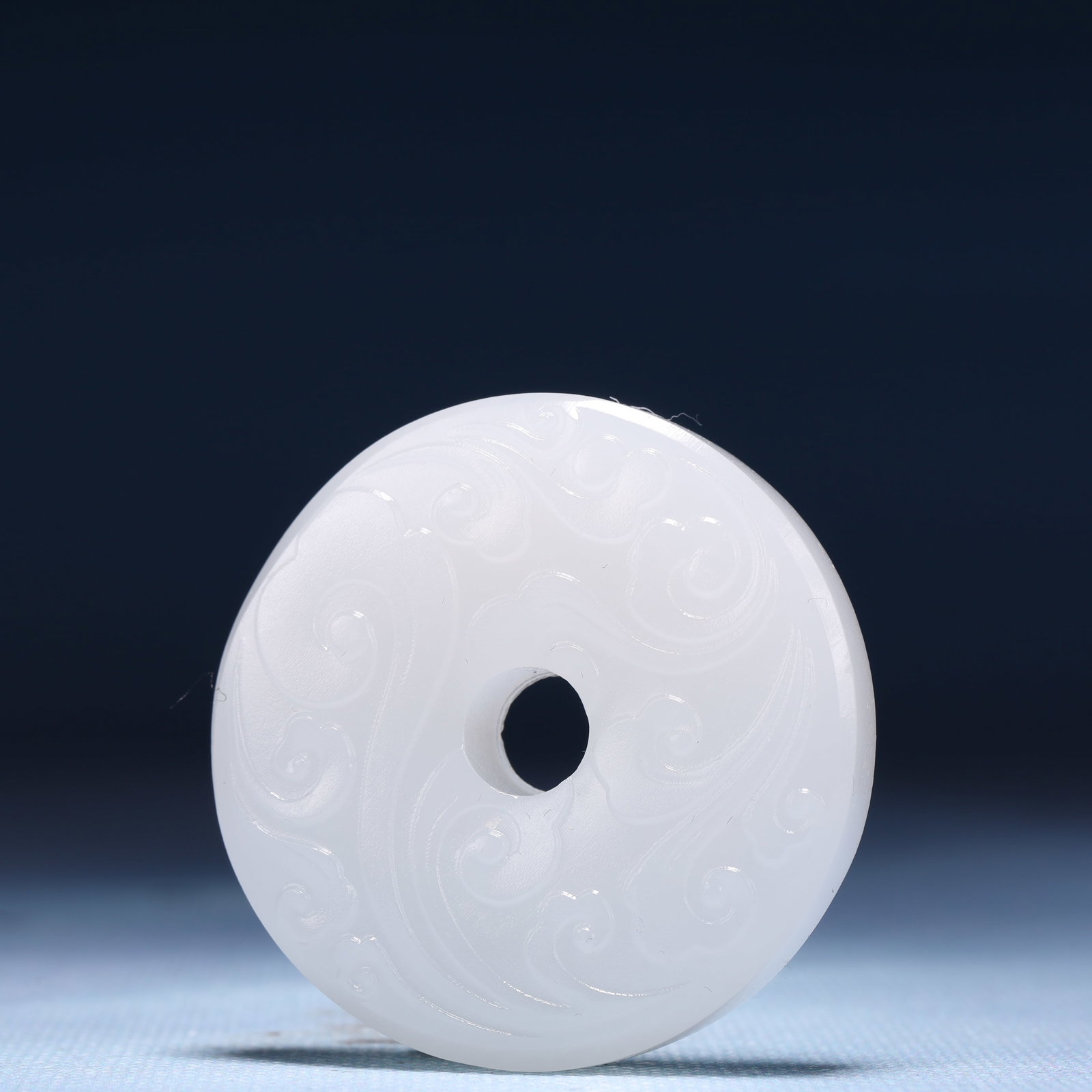 An Exquisite White Jade Auspicious Cloud Pattern Pendant - 2