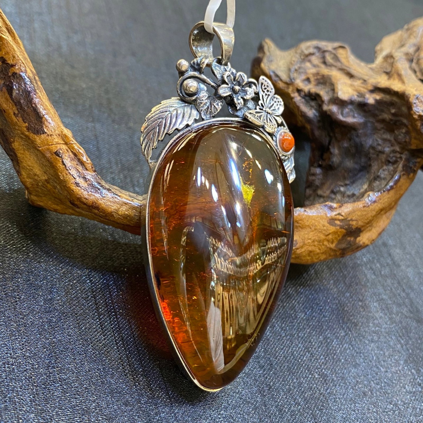 An Exquisite Beeswax Inlaid Silver Necklace: An Exquisite Beeswax Inlaid Silver Necklace,Size:1.2in,Weight:28.1g 蜜蜡镶银项链