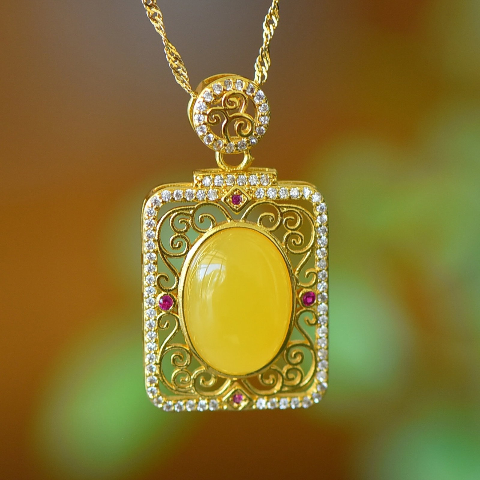 An Exquisite Bronze-Gold Plated Inlaid Beeswax Necklace,Inlaid Diamond: An Exquisite Bronze-Gold Plated Inlaid Beeswax Necklace,Inlaid Diamond,Size:10mmx14mm 铜镀金镶蜜蜡项链,嵌钻石