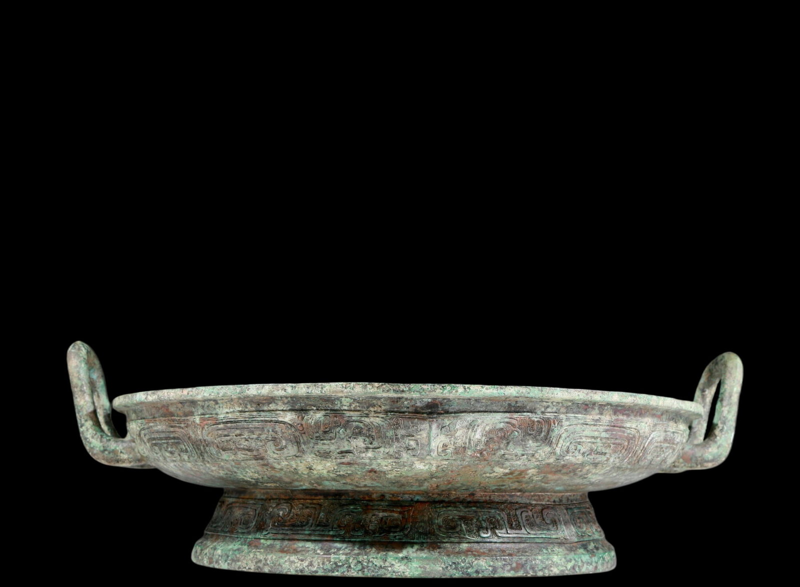 A precious bronze dragon-patterned ear plate: A precious bronze dragon pattern amphorae with inscriptions. In ancient times, the surface was carefully carved, vividly demonstrating the superb skills of the craftsmen. It has its own unique meaning