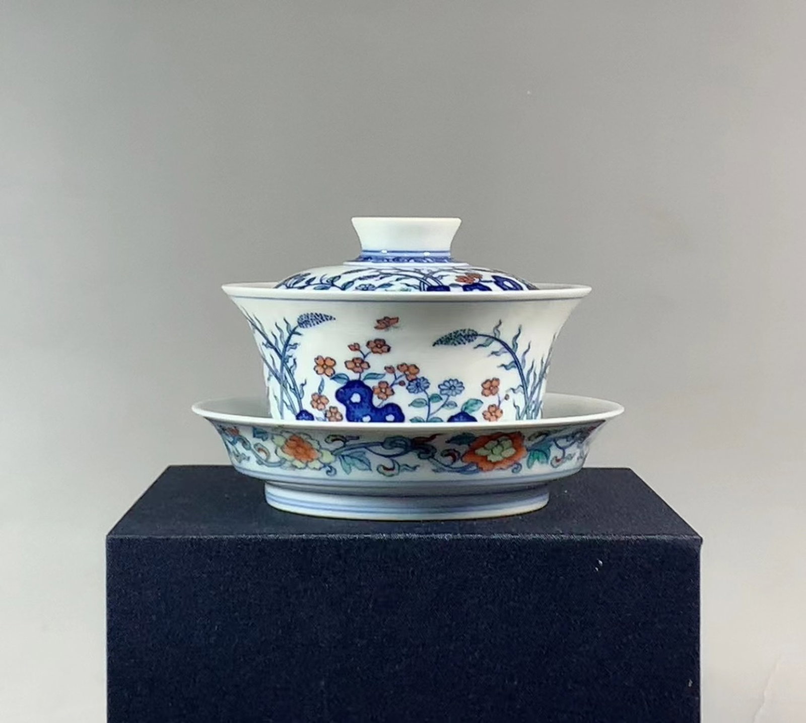 A fine doucai floral sancai covered bowl: A fine doucai floral sancai covered bowl, Qing Dynasty, China, with six-character Yongzheng reign mark, Size:3.1inx3.9inx4.5in 斗彩花卉三才盖碗,中