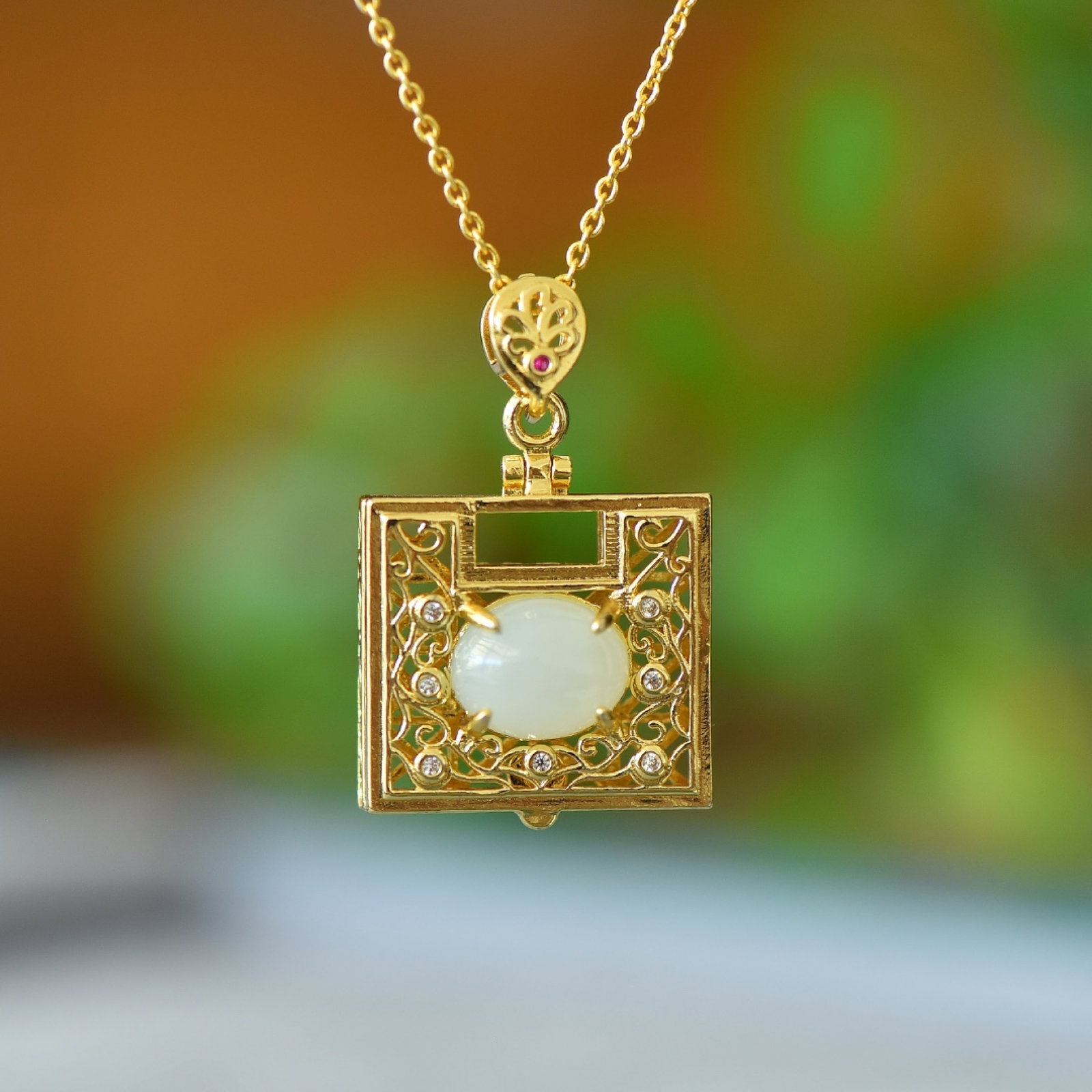 An Exquisite Bronze-Gold Plated Inlaid White Jade Necklace: An Exquisite Bronze-Gold Plated Inlaid White Jade Necklace,Size:3.1inx3.9in 铜镀金镶白玉项链