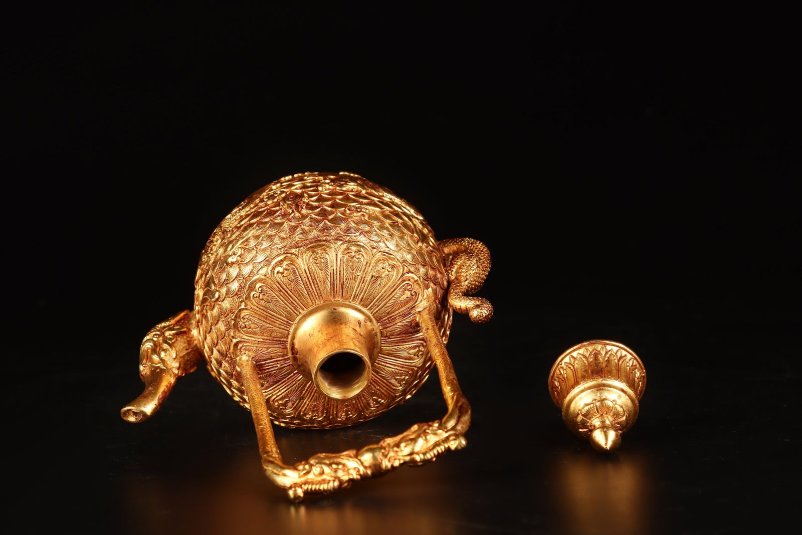 An Exquisite Gilt Bronze Seawater Dragon Pattern Dragon-head Loop-Handled Pot - 7