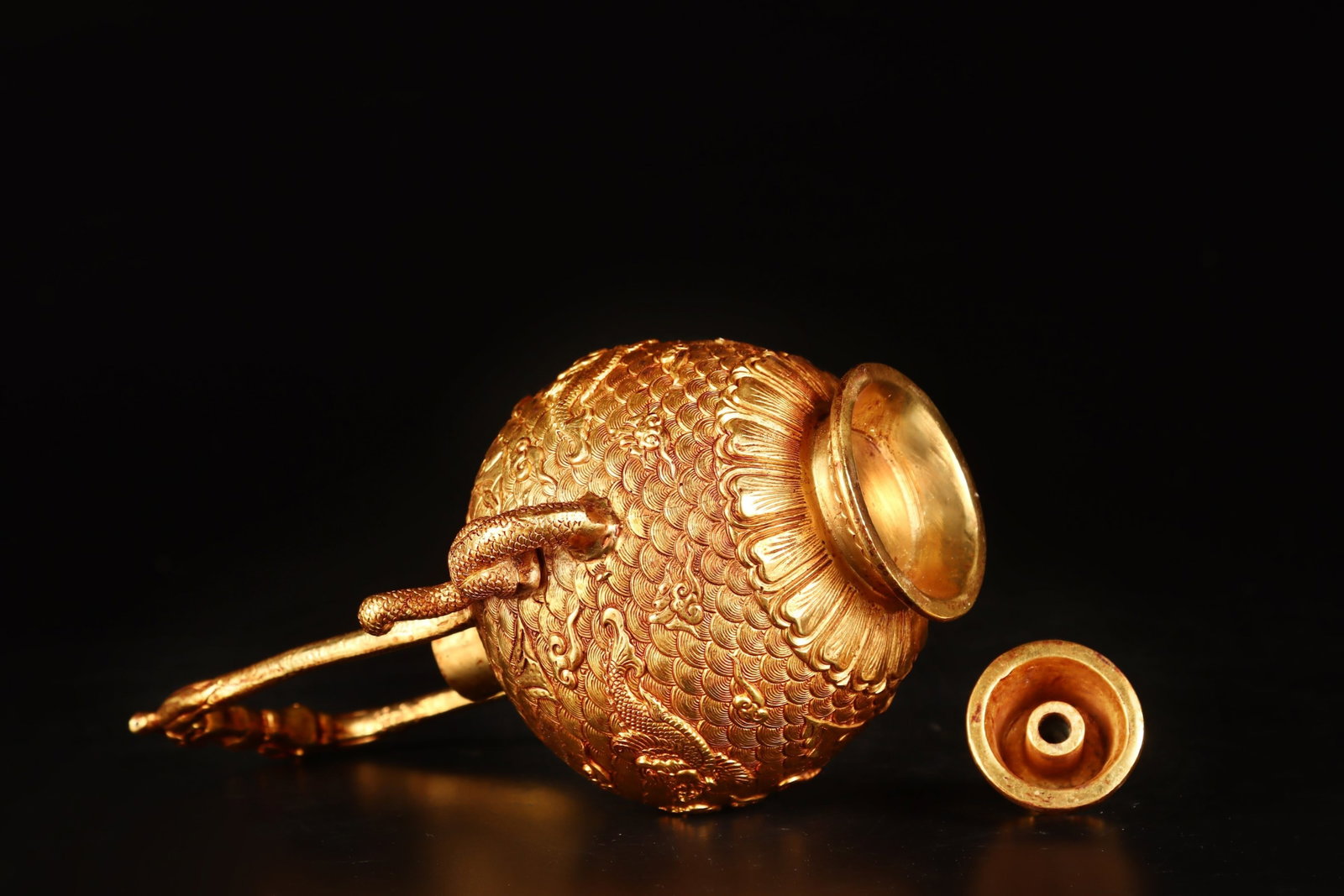 An Exquisite Gilt Bronze Seawater Dragon Pattern Dragon-head Loop-Handled Pot - 8