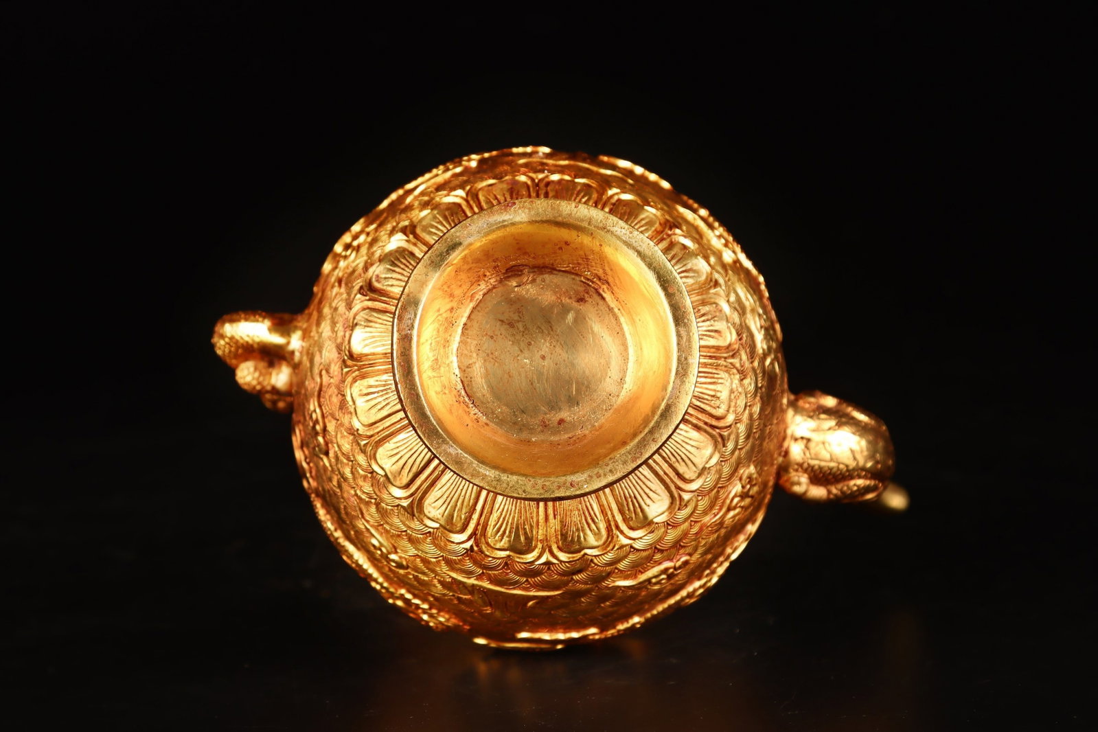 An Exquisite Gilt Bronze Seawater Dragon Pattern Dragon-head Loop-Handled Pot - 9